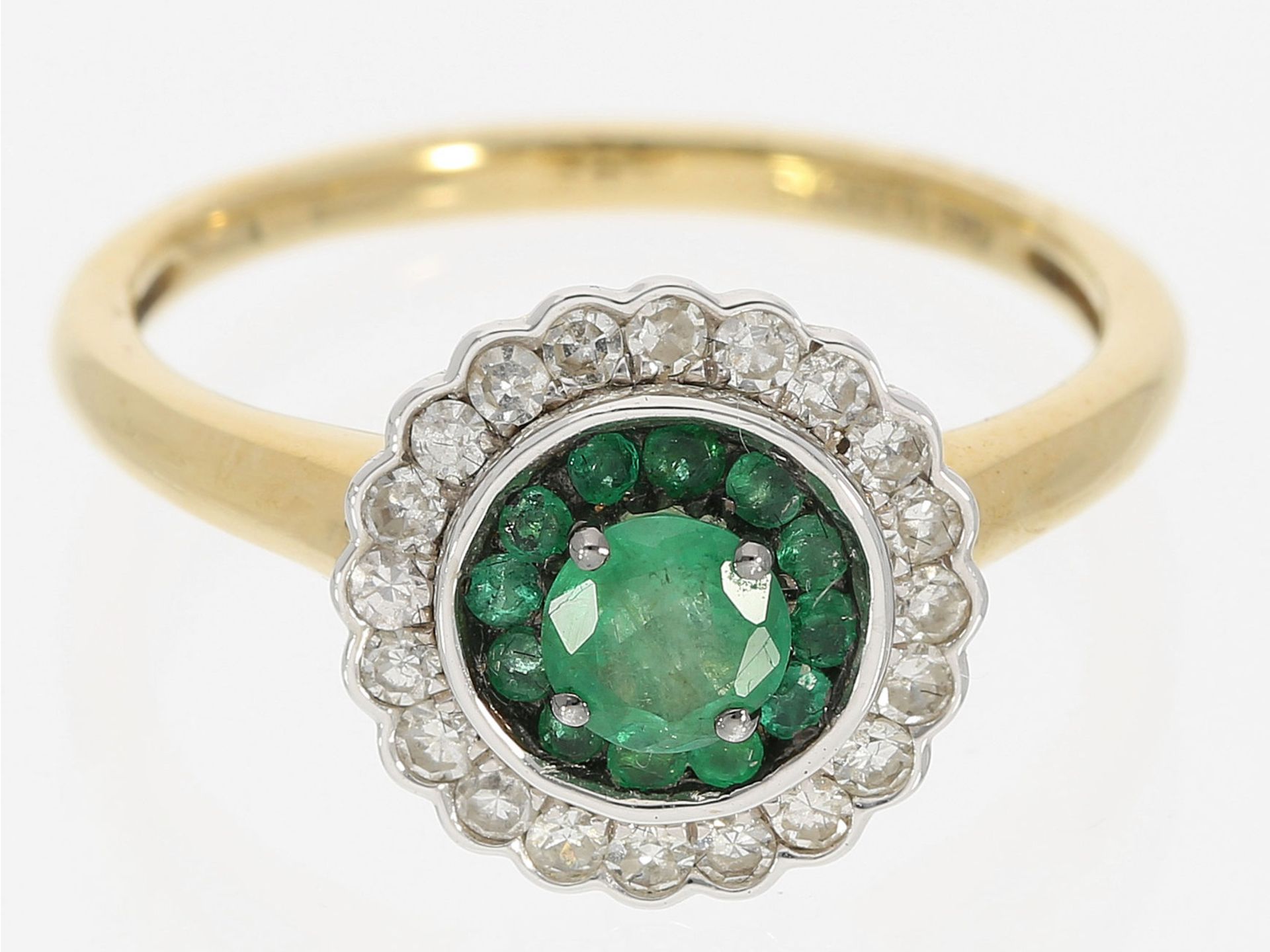 Ring: Goldschmiedering mit Smaragd- und Diamantbesatz