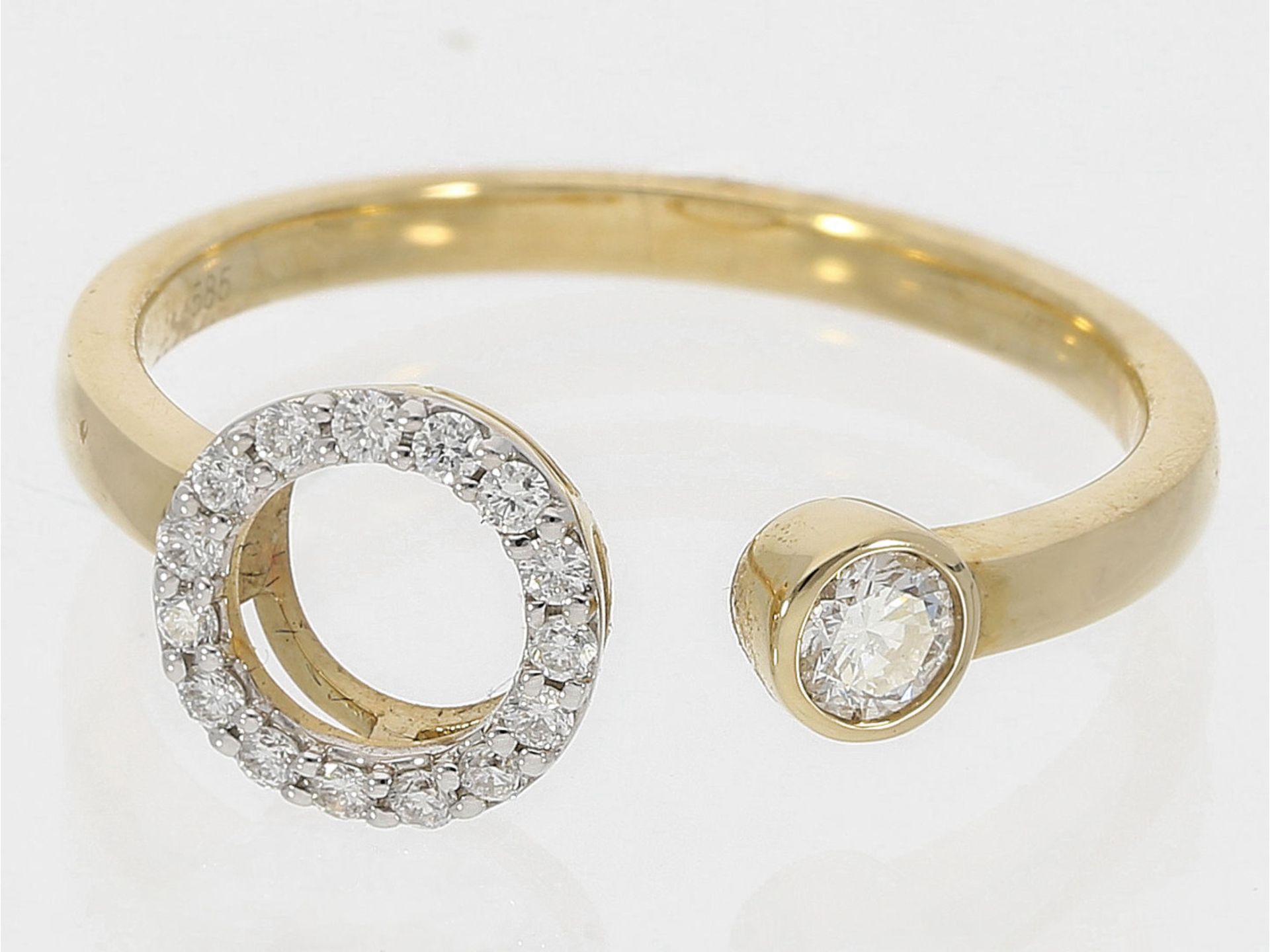 Ring: interessant gefertigter Designer-Goldschmiedering mit Brillanten, ca. 0,3ct