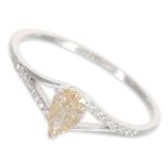 Ring: feiner Weißgoldring mit sehr seltenem Fancy Diamant " light orangy pink" , im Tropfenschliff,