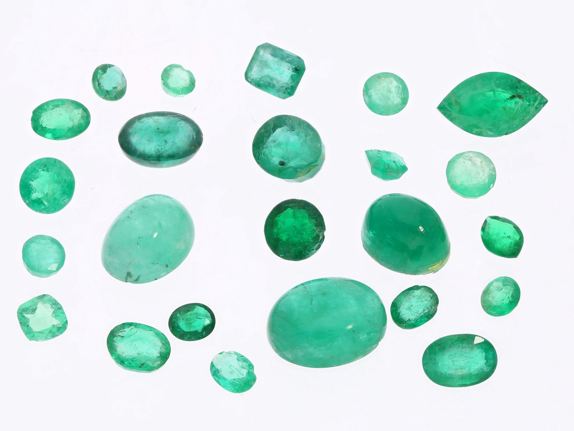 Smaragde: interessantes Konvolut aus kleinen Smaragden, insgesamt ca. 86,5ct