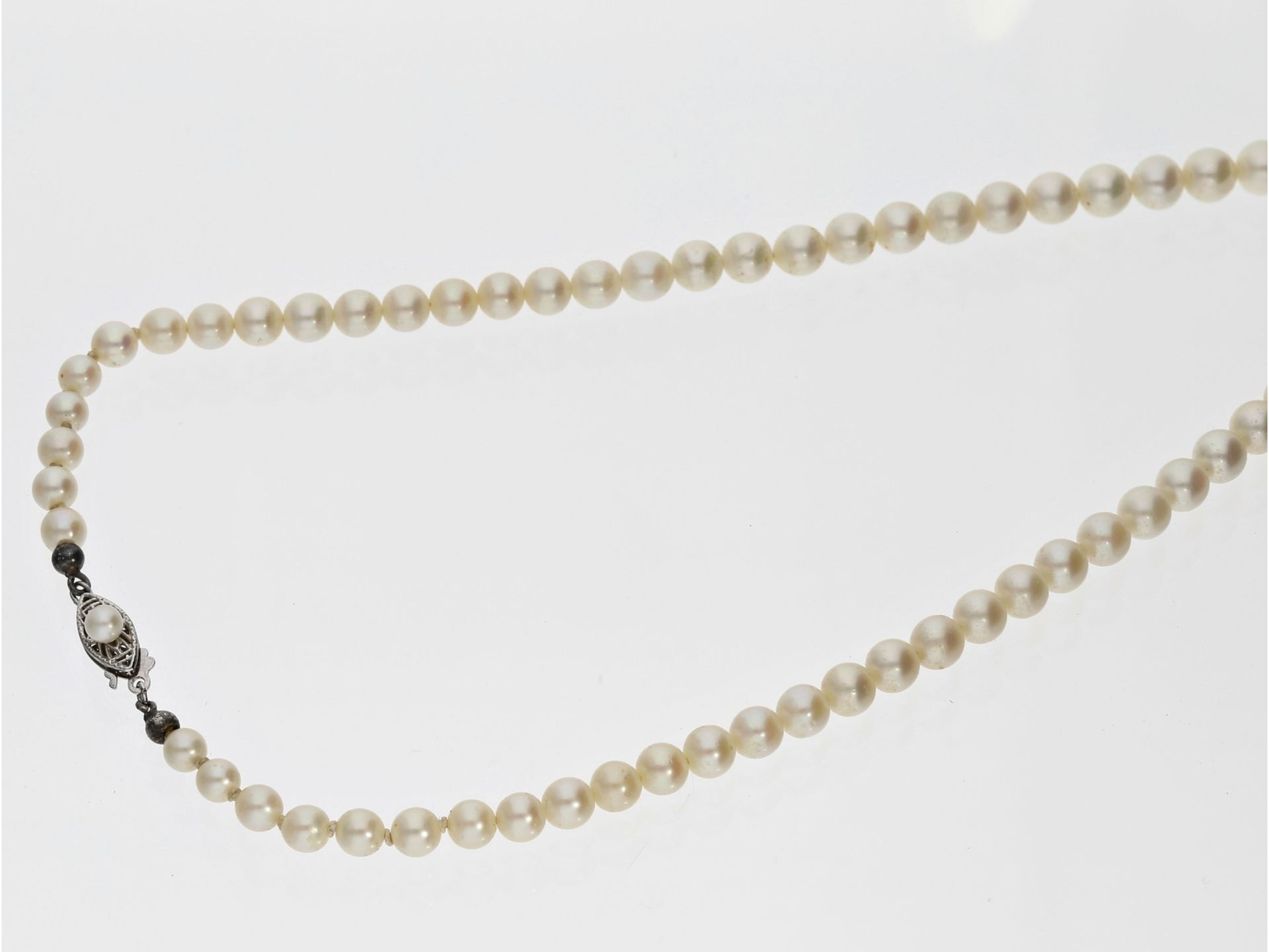 Kette/Collier: alte, im Verlauf gearbeitete Perlenkette mit Silberschließe - Bild 2 aus 2