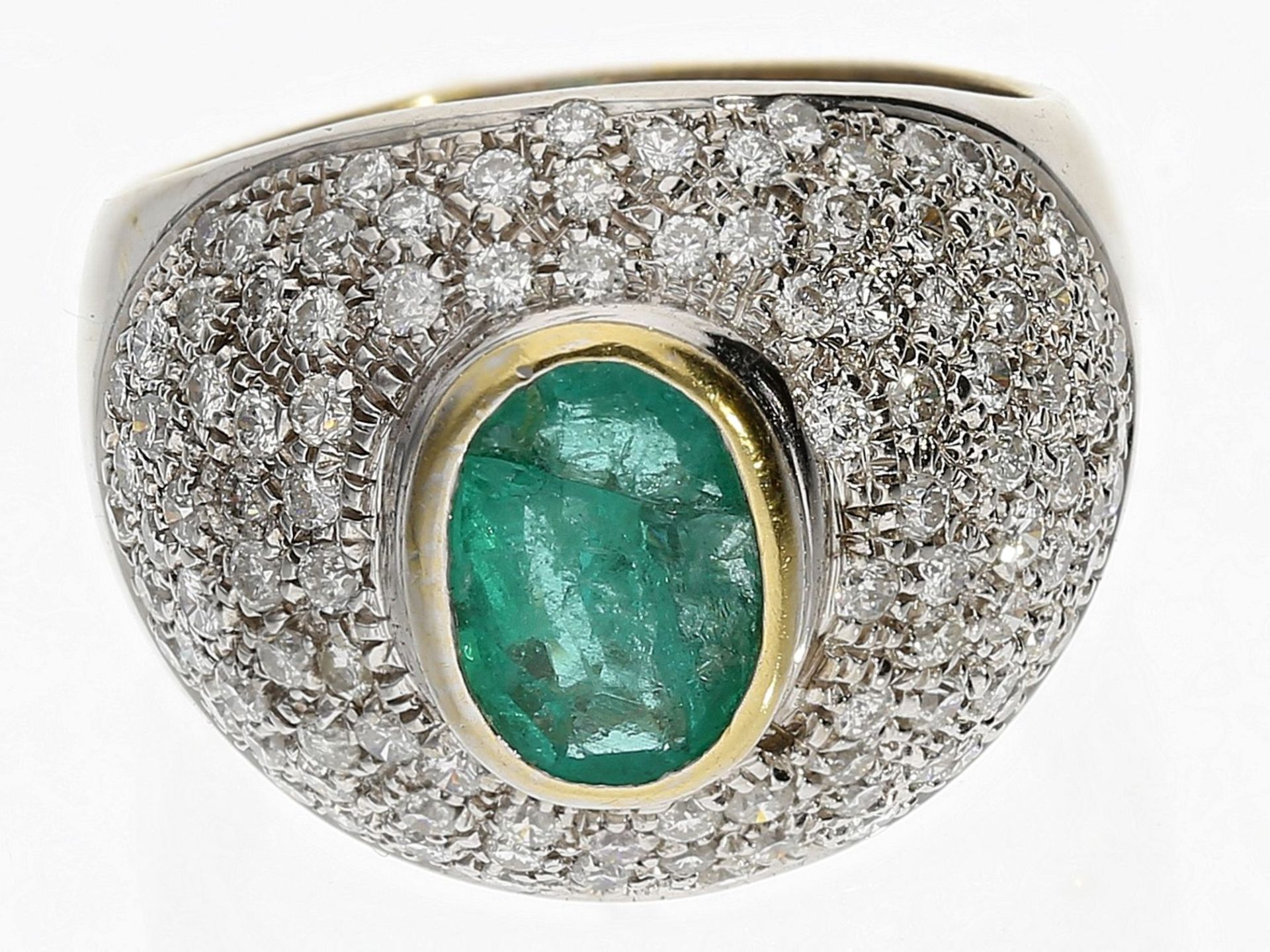 Ring: dekorativer Brillantring mit Smaragd, insgesamt ca. 2ct, 18K Gold - Bild 2 aus 2
