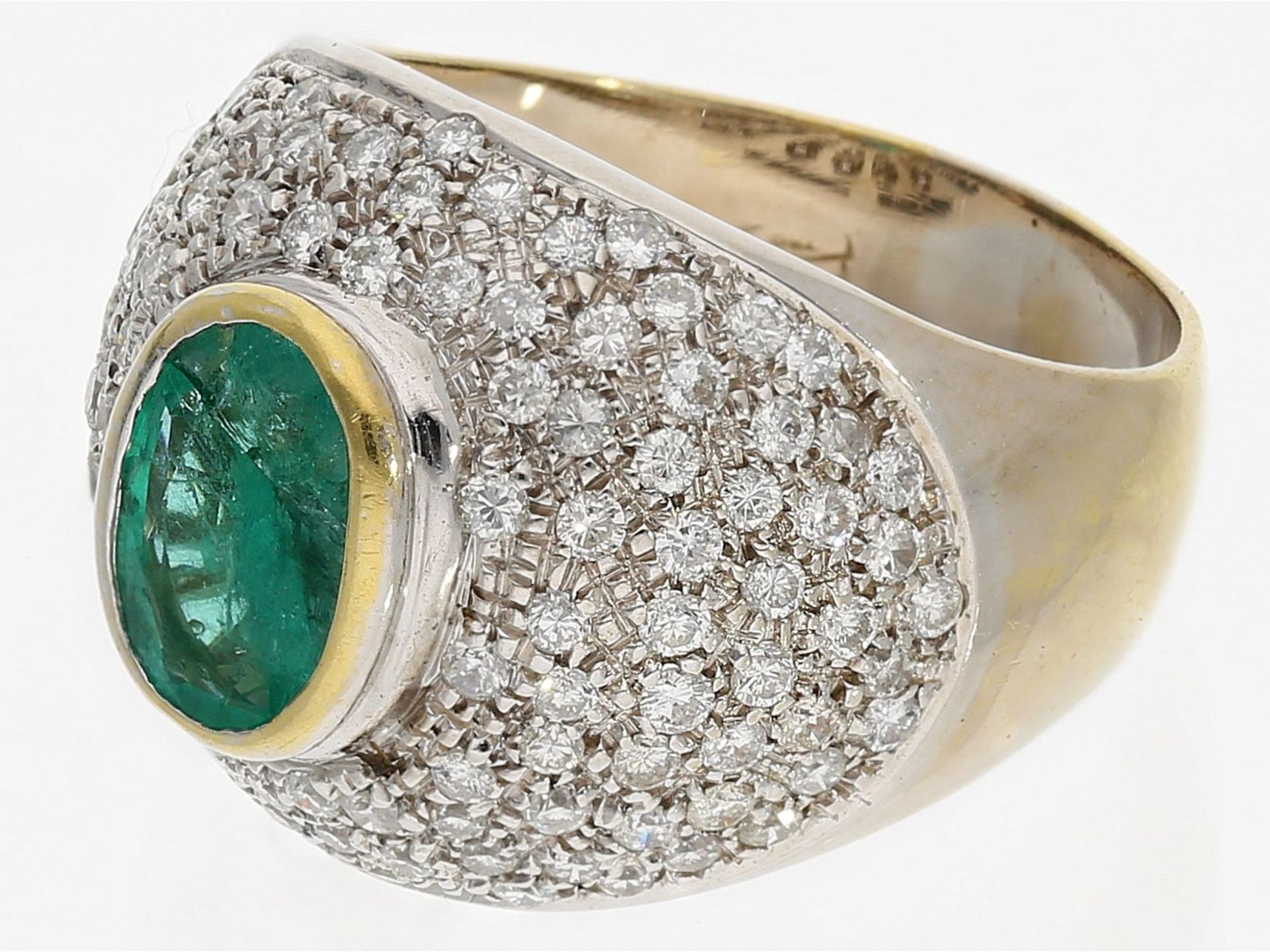 Ring: dekorativer Brillantring mit Smaragd, insgesamt ca. 2ct, 18K Gold