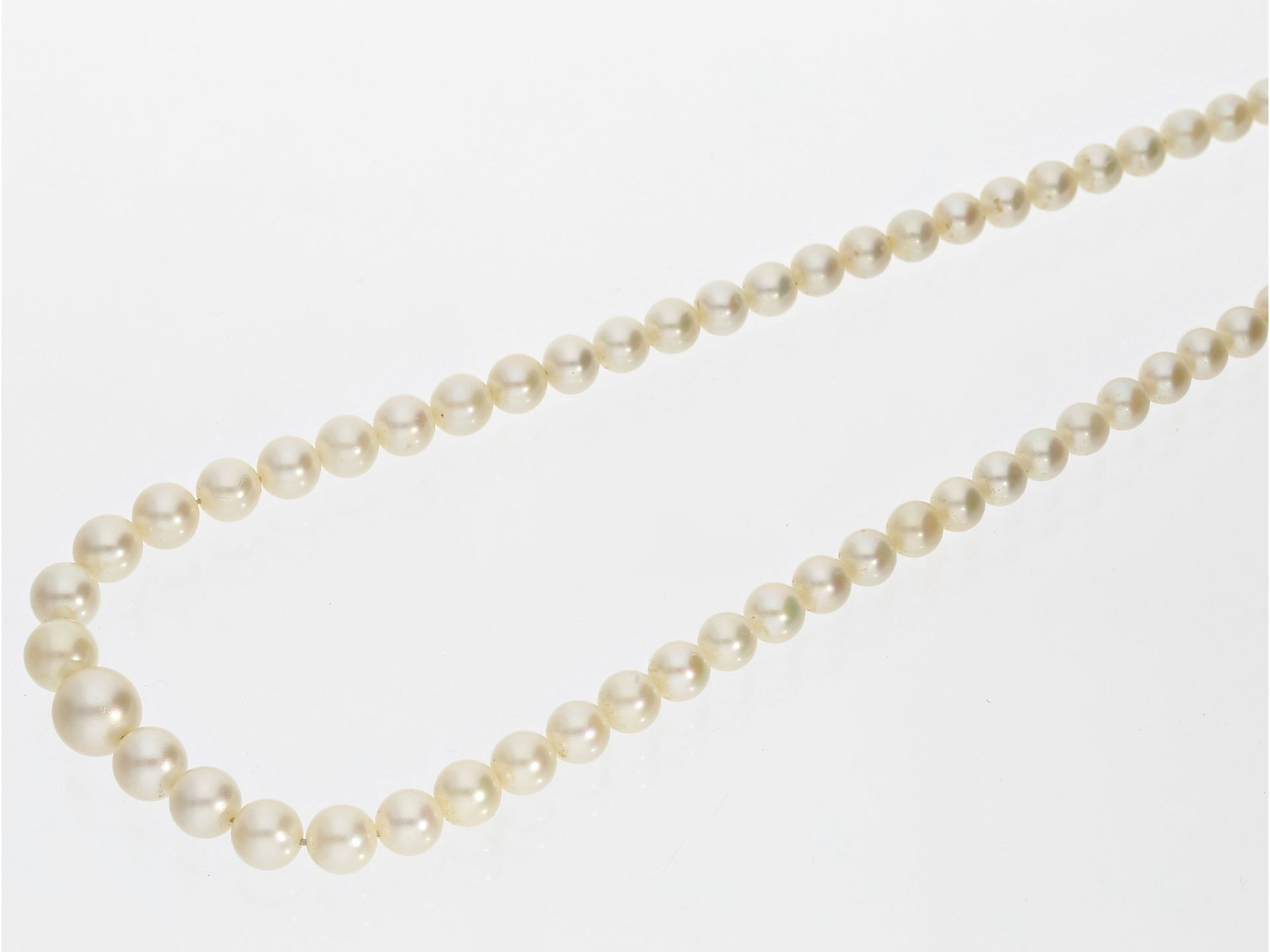 Kette/Collier: alte, im Verlauf gearbeitete Perlenkette mit Silberschließe