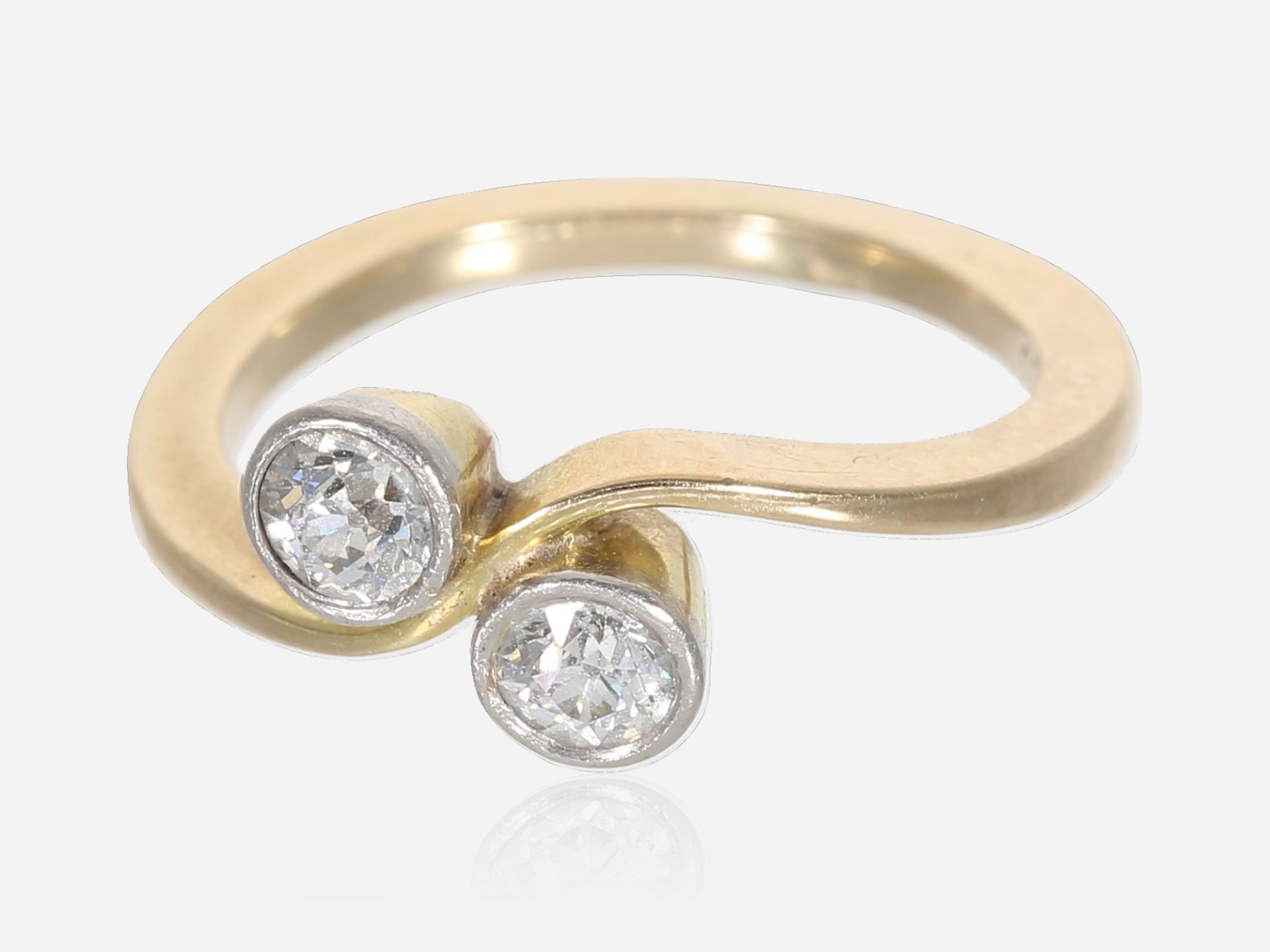 Ring: alter Overcross-Goldschmiedering mit Altschliff-Diamanten