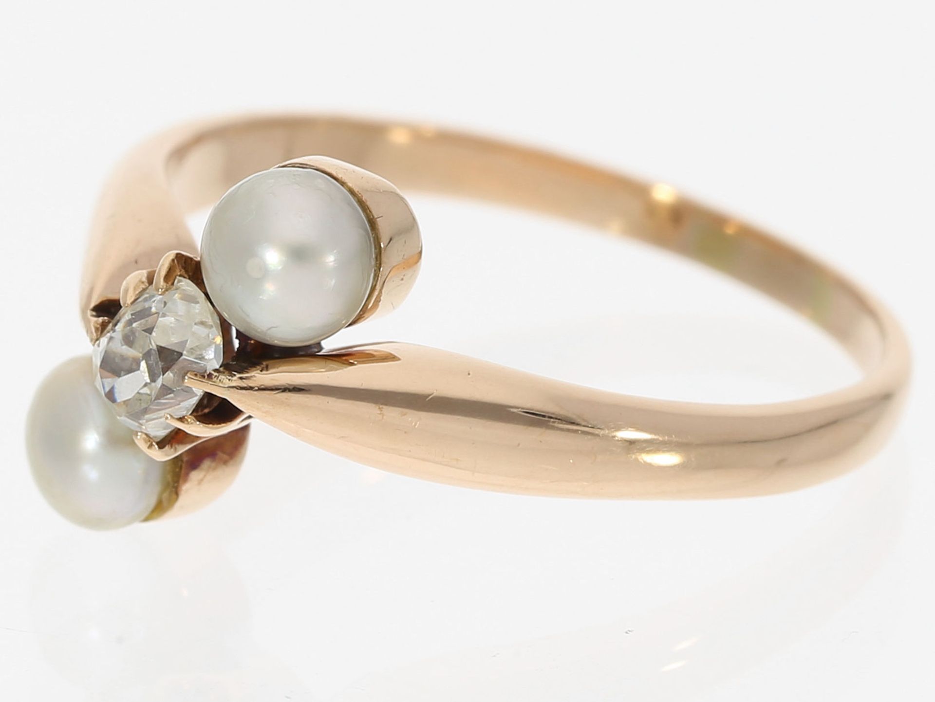 Ring: antiker Rotgoldring mit Cushion-Cut Diamant von ca. 0,27ct und 2 Perlen - Image 2 of 2