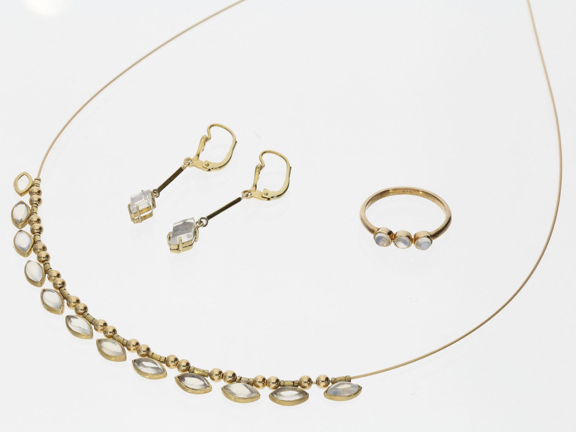 Kette/Collier/Ohrschmuck: feines Schmuckset aus Collier, Ring und Ohrhängern mit Mondsteinen, 14K Ge