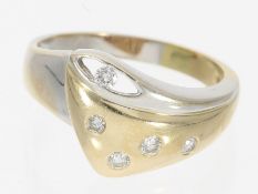 Ring: dekorativer vintage Bicolor-Ring mit Brillanten, insgesamt ca. 0,18ct