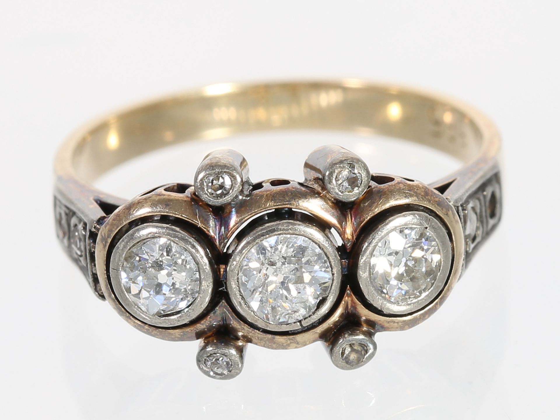 Ring: kleiner antiker Goldring mit Altschliff-Brillanten, insgesamt ca. 0,52ct, 14K Gold