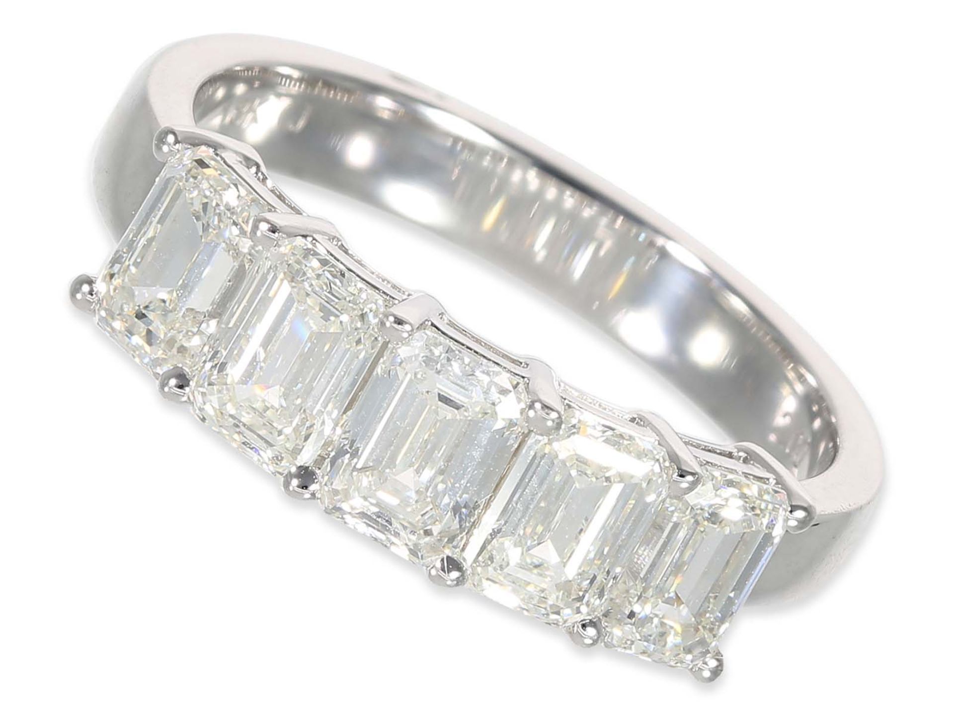 Ring: mint modern goldsmith ring with 5 beautiful emerald cut diamonds, 18K white gold, total 2.0ct, - Image 2 of 3