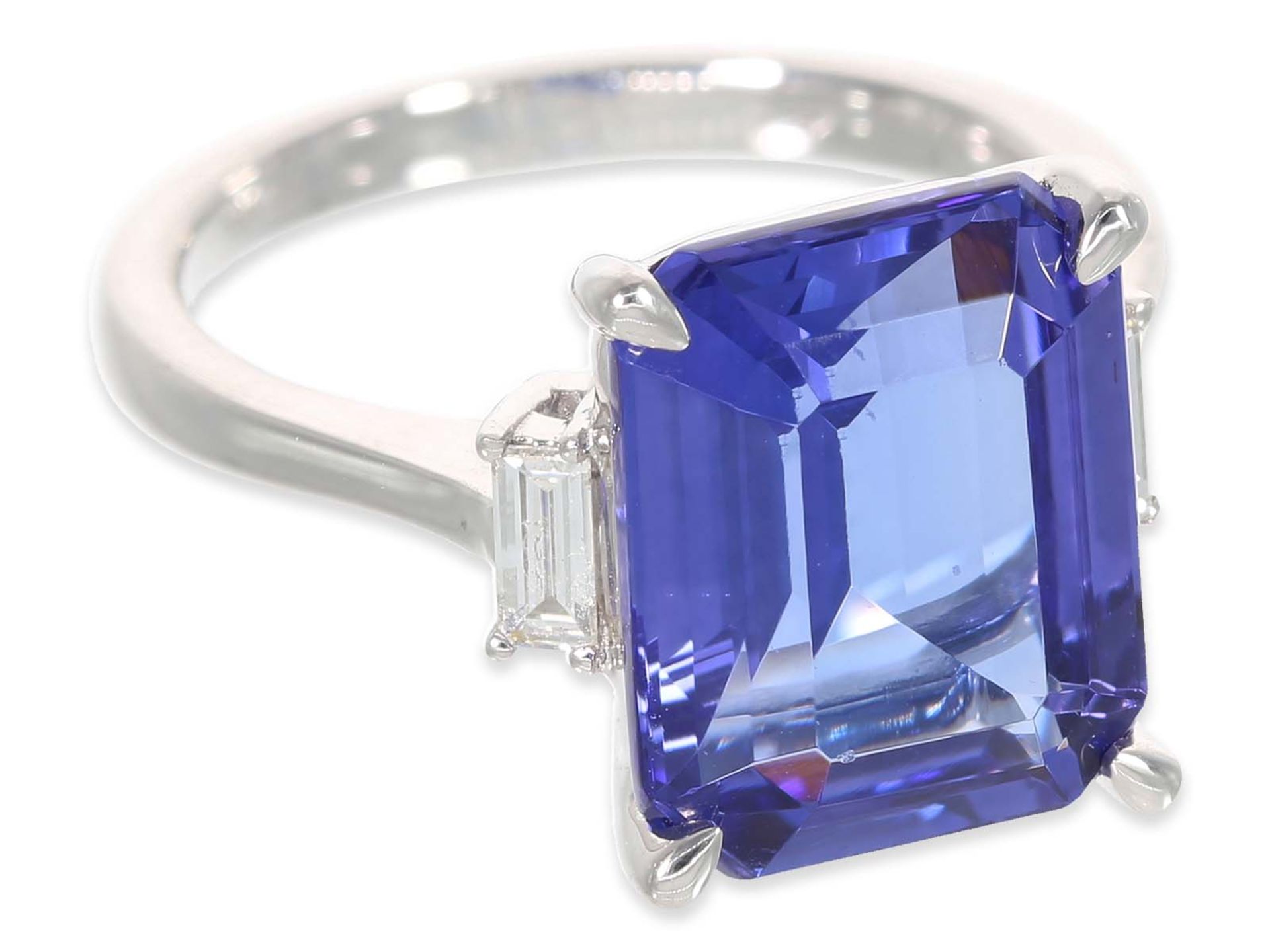 Ring: high quality unworn tanzanite ring of 7,92ct, rare quality "Intense", shank with diamonds, 18K - Image 2 of 5