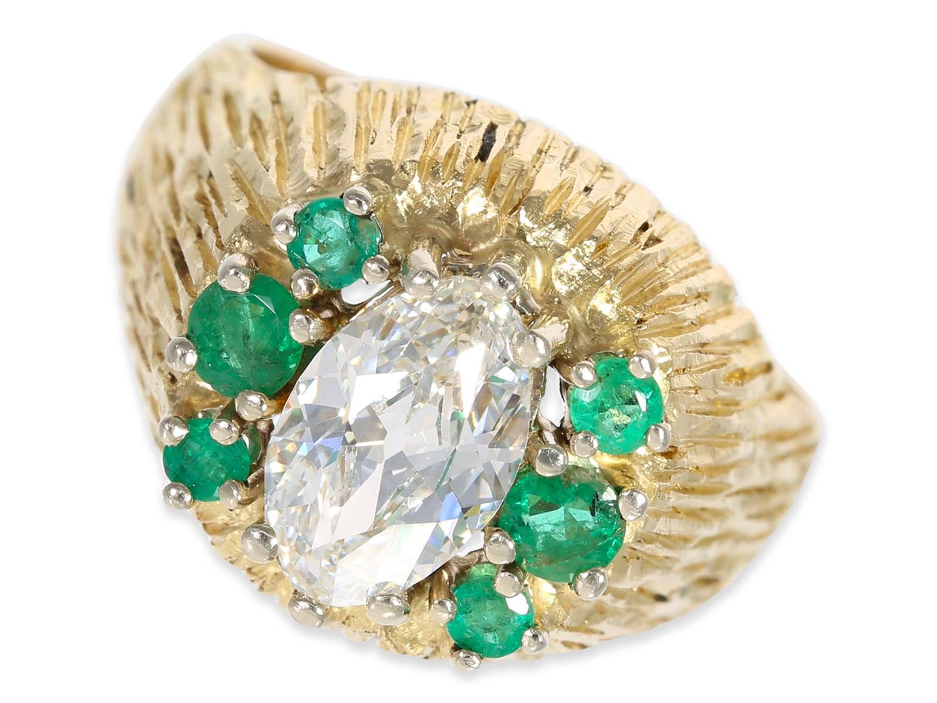 Ring: very interesting and extraordinary vintage emerald/brilliant goldsmith made ring, 18K gold