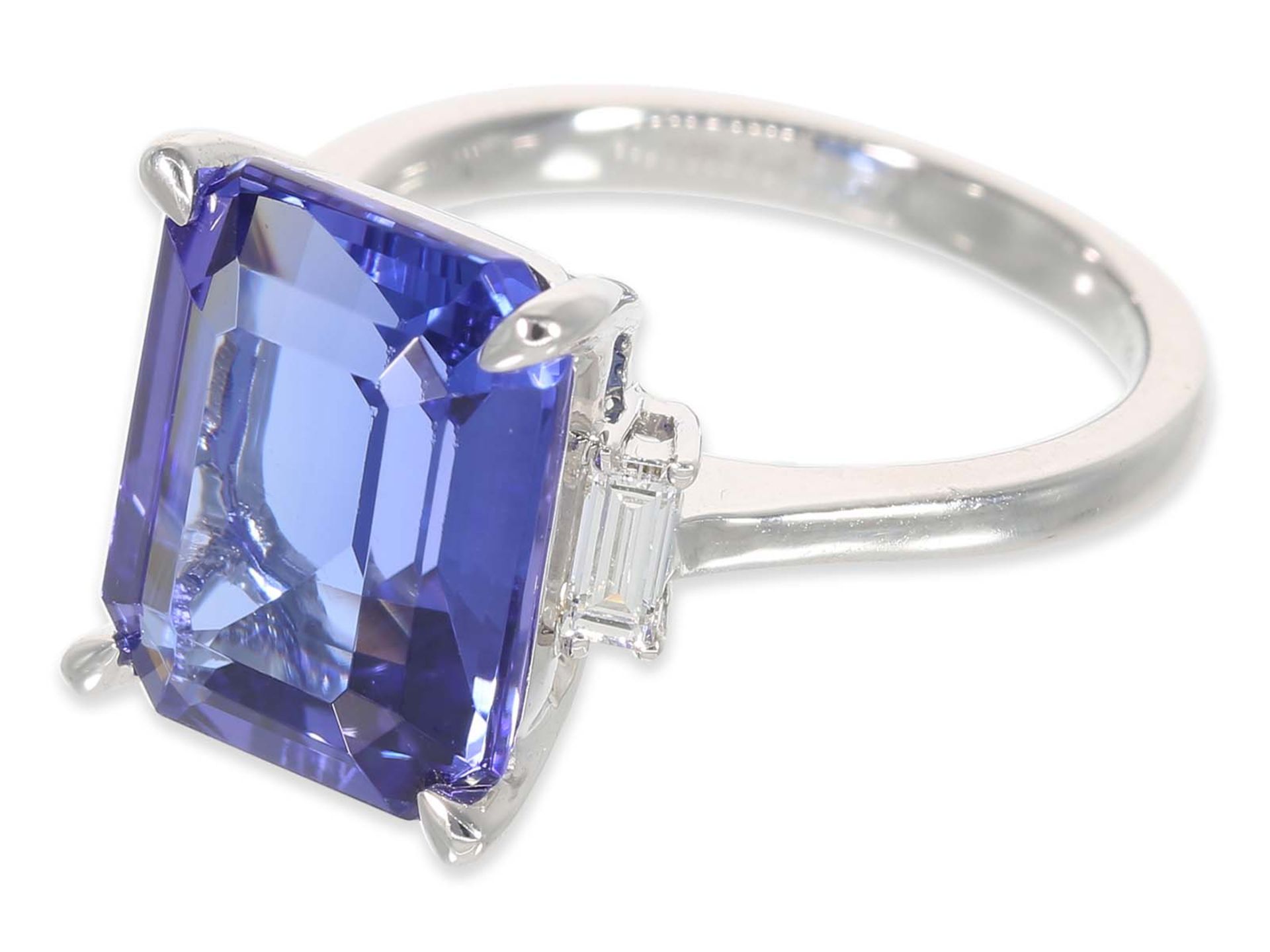 Ring: high quality unworn tanzanite ring of 7,92ct, rare quality "Intense", shank with diamonds, 18K - Image 4 of 5