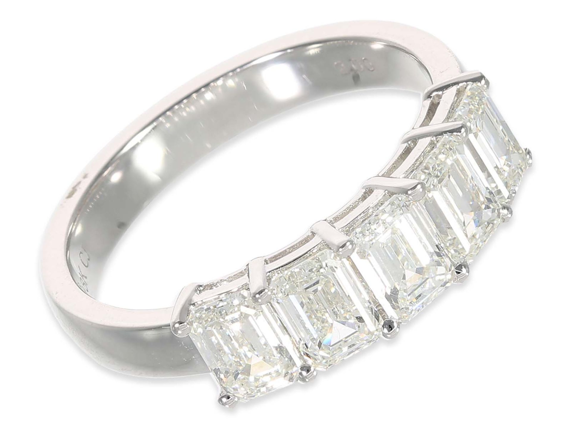 Ring: mint modern goldsmith ring with 5 beautiful emerald cut diamonds, 18K white gold, total 2.0ct,