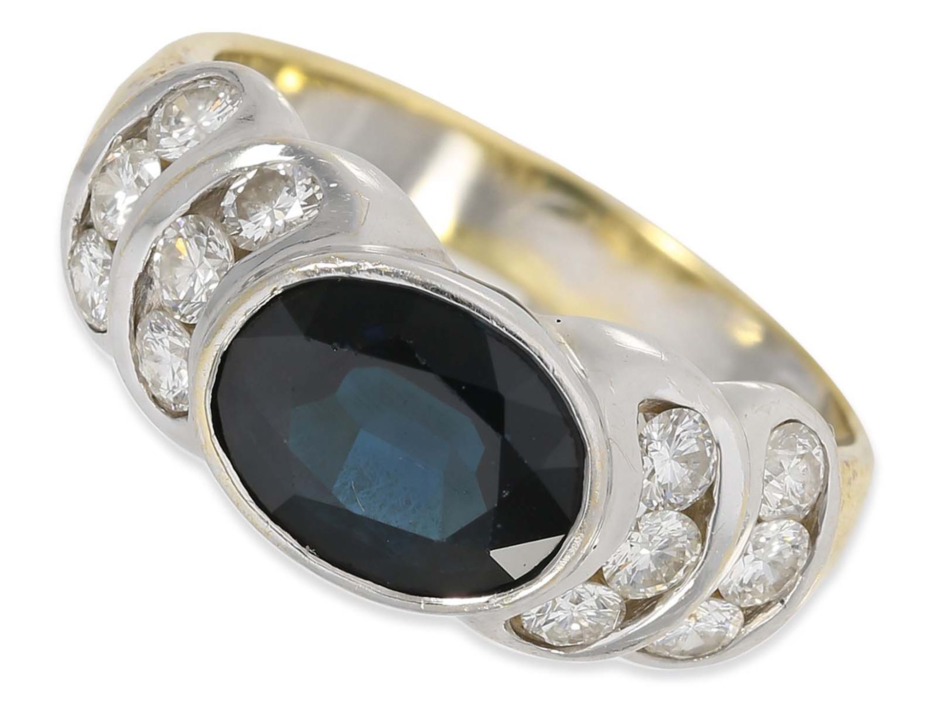 Ring: attractive sapphire ring with diamonds, total approx. 2.36ct, 18K gold