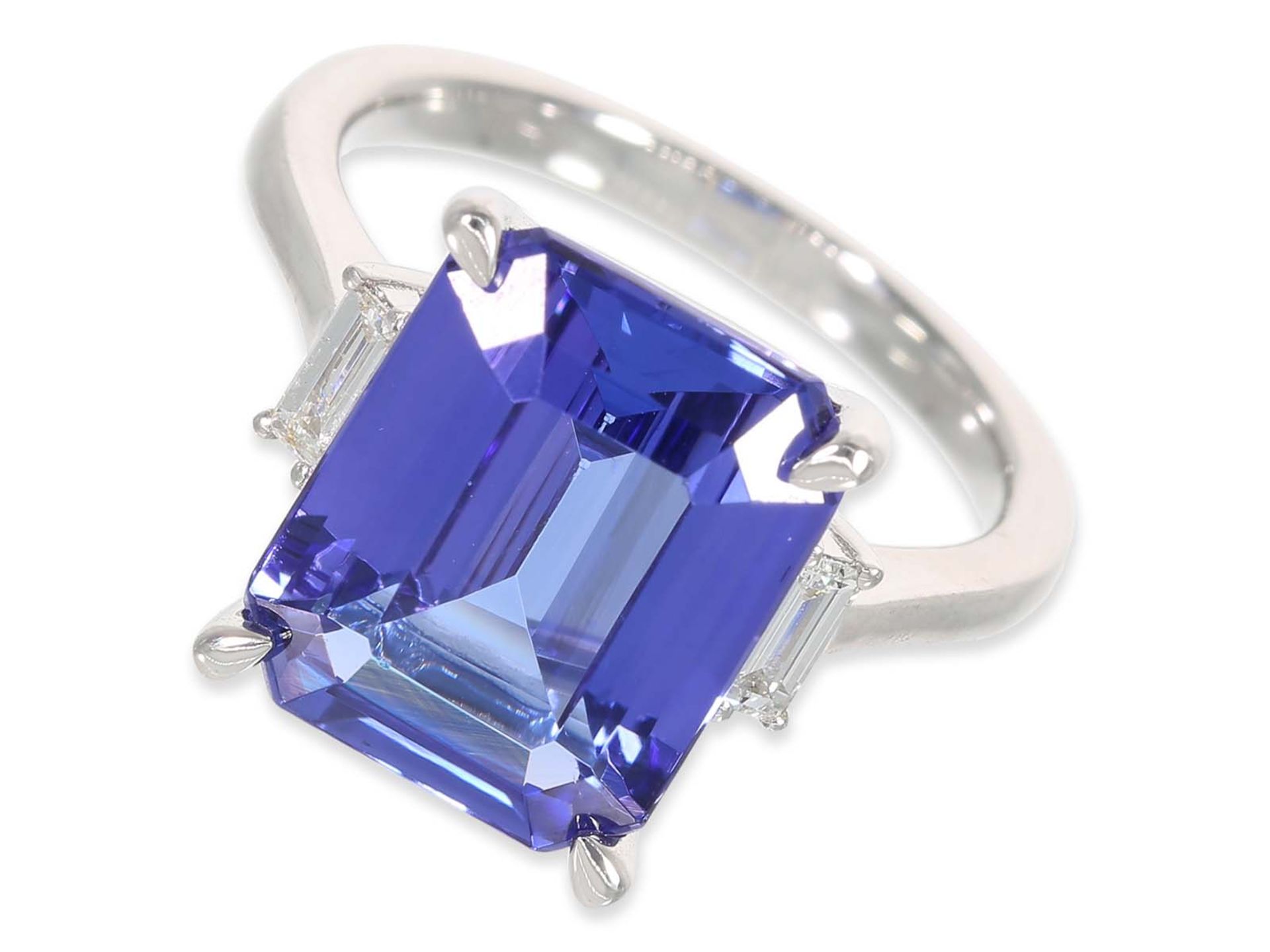 Ring: high quality unworn tanzanite ring of 7,92ct, rare quality "Intense", shank with diamonds, 18K