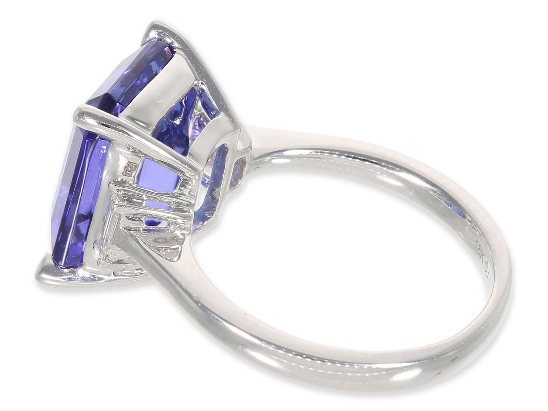 Ring: high quality unworn tanzanite ring of 7,92ct, rare quality "Intense", shank with diamonds, 18K - Image 5 of 5