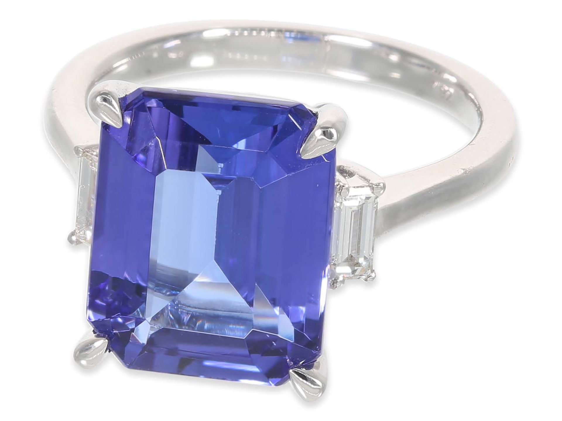 Ring: high quality unworn tanzanite ring of 7,92ct, rare quality "Intense", shank with diamonds, 18K - Image 3 of 5