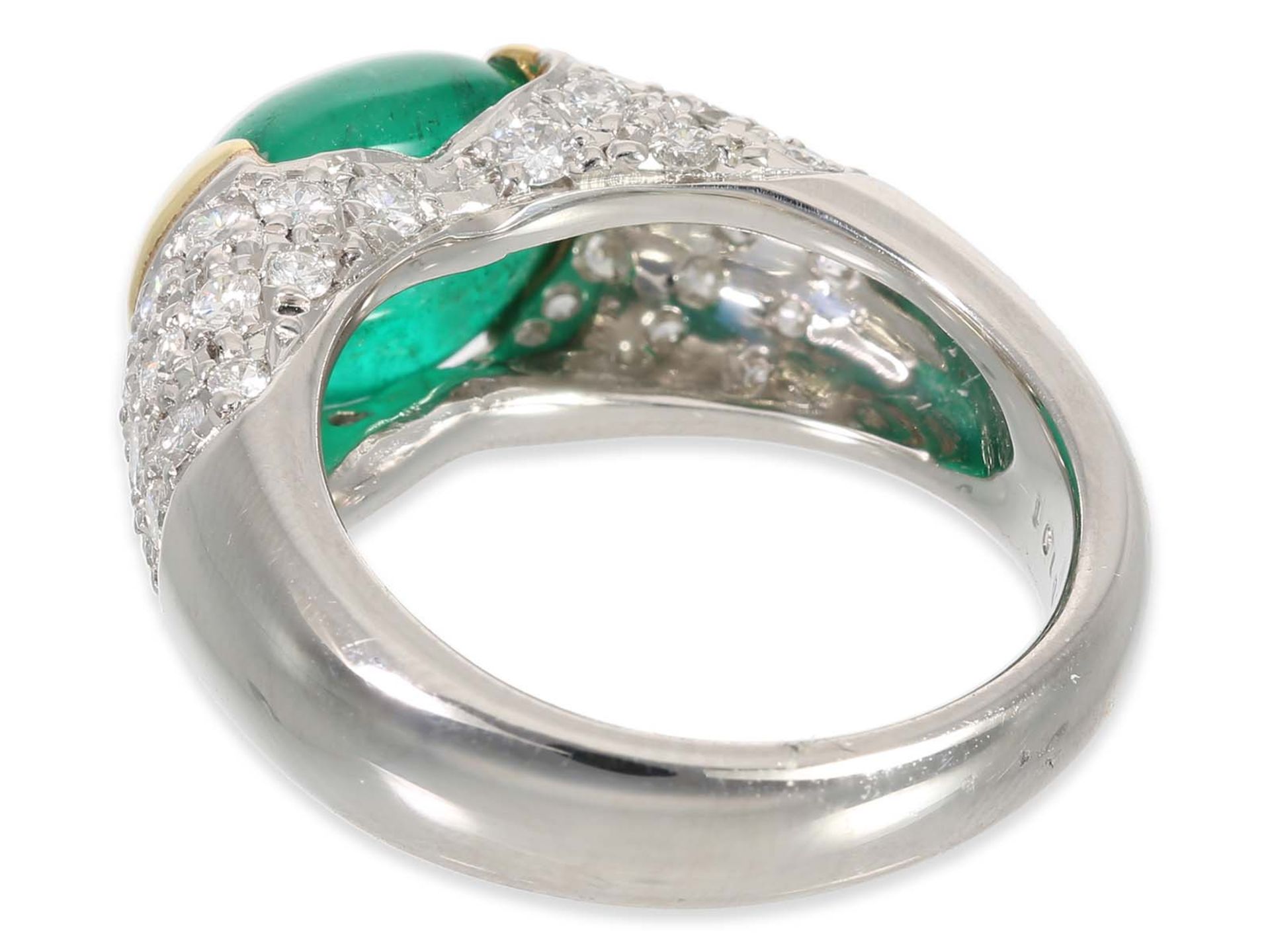 Ring: unworn, very beautiful and modern emerald/diamond goldsmith ring, ca.5,3ct, platinum/18K gold - Image 5 of 5