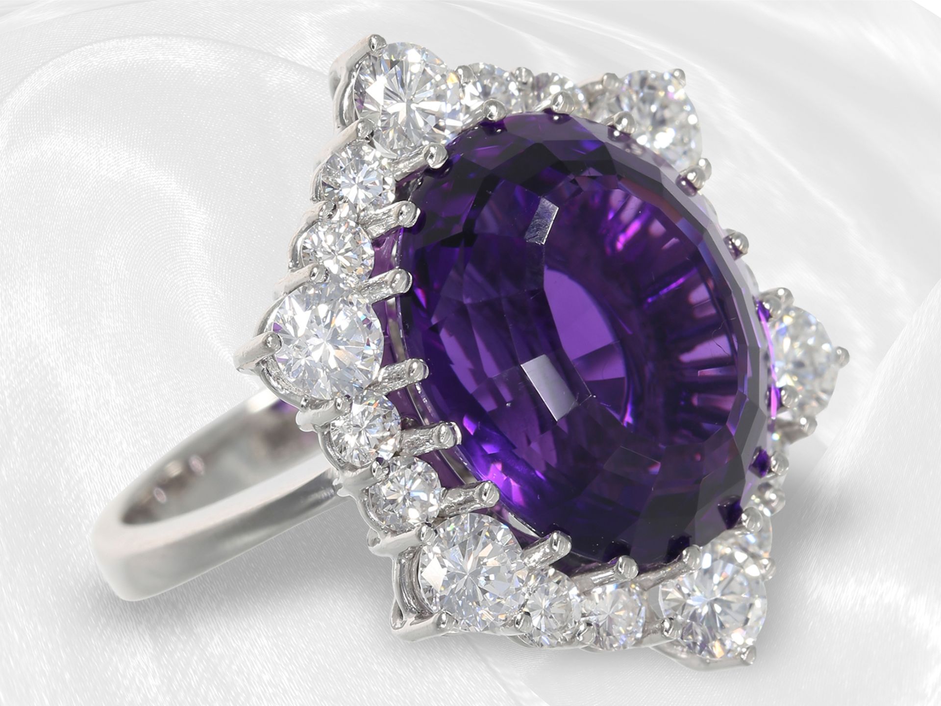 Ring: sehr attraktiver, wertvoller vintage Amethyst/Brillant-Blütenring, feine Brillanten von insges - Bild 4 aus 4