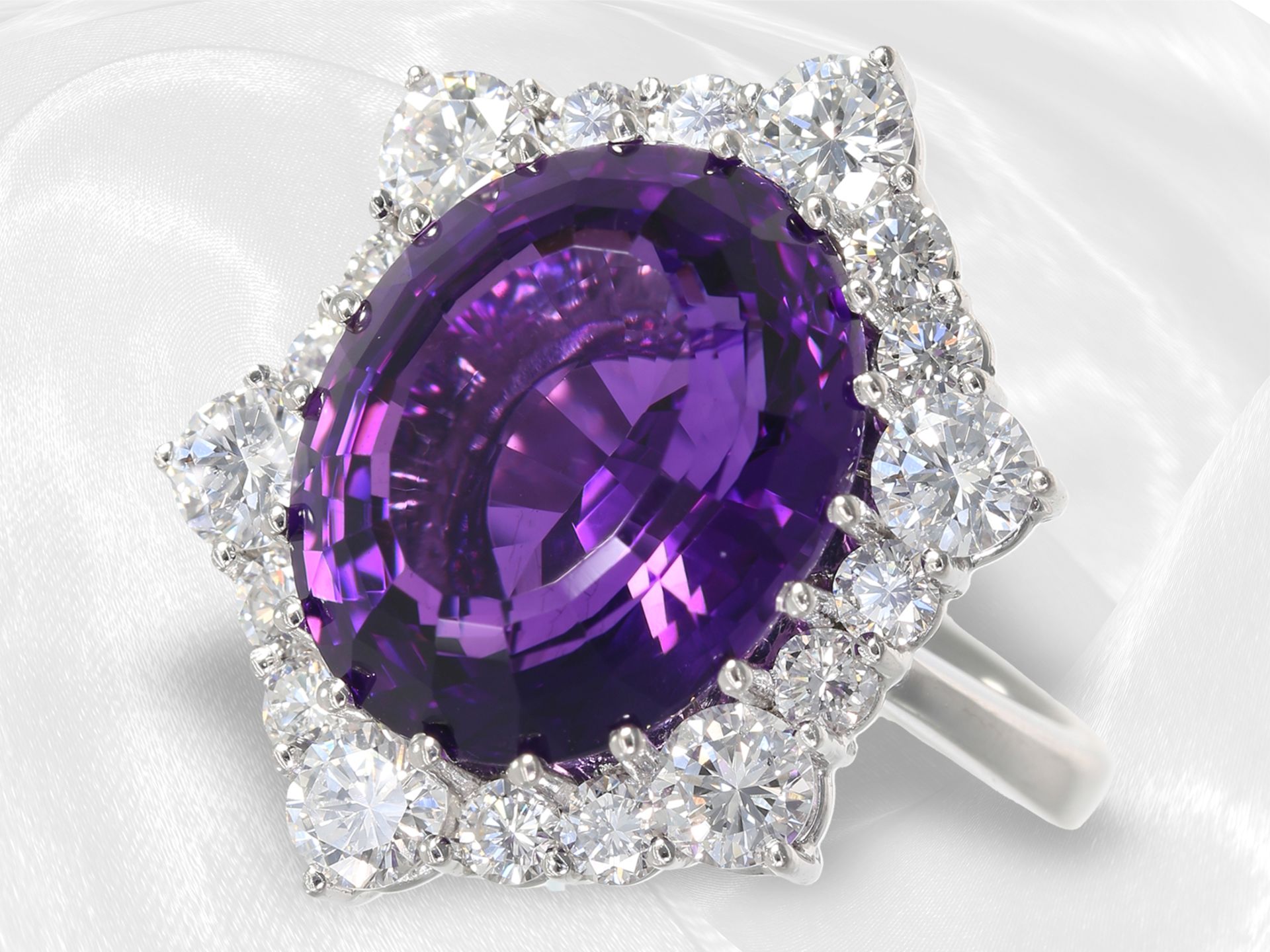 Ring: sehr attraktiver, wertvoller vintage Amethyst/Brillant-Blütenring, feine Brillanten von insges