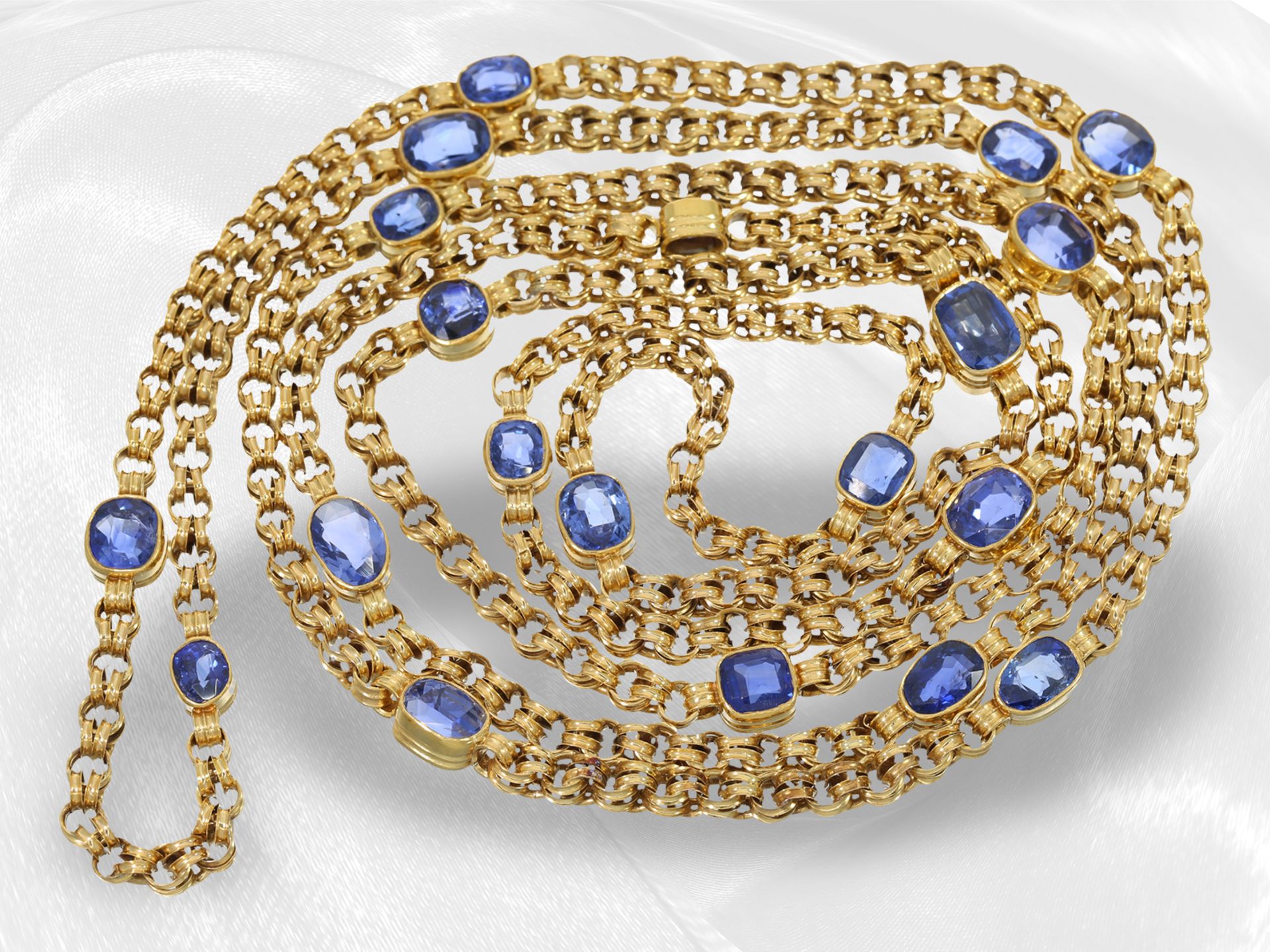 Kette/Collier: lange antike Goldkette mit Ceylon-Saphiren, insgesamt ca. 30ct, Frankreich um 1870 - Bild 3 aus 3