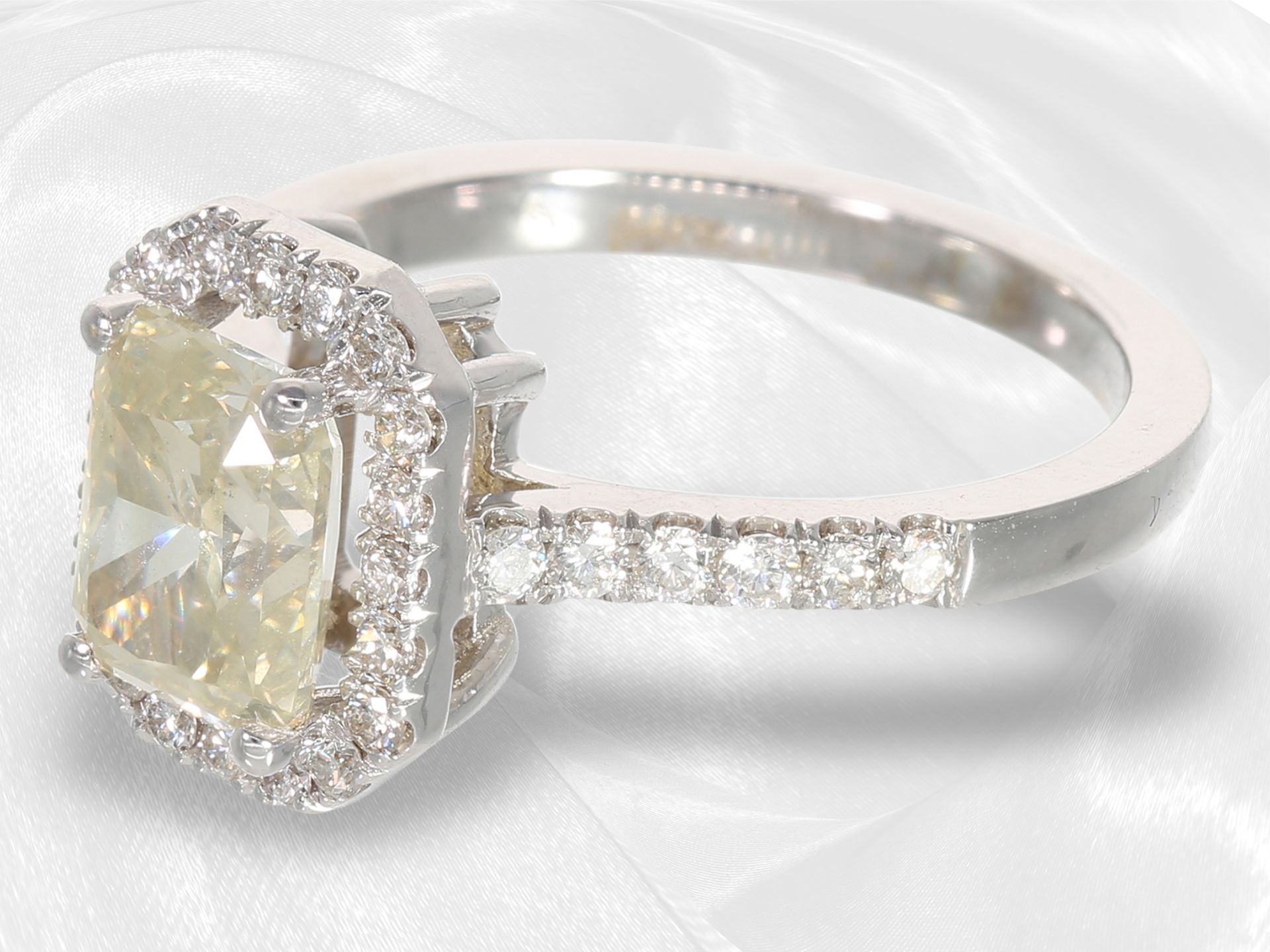 Ring: attraktiver Brillantring mit hellgelbem Diamant von ca. 1,72ct im Radiantschliff, 18K Gold - Bild 4 aus 4