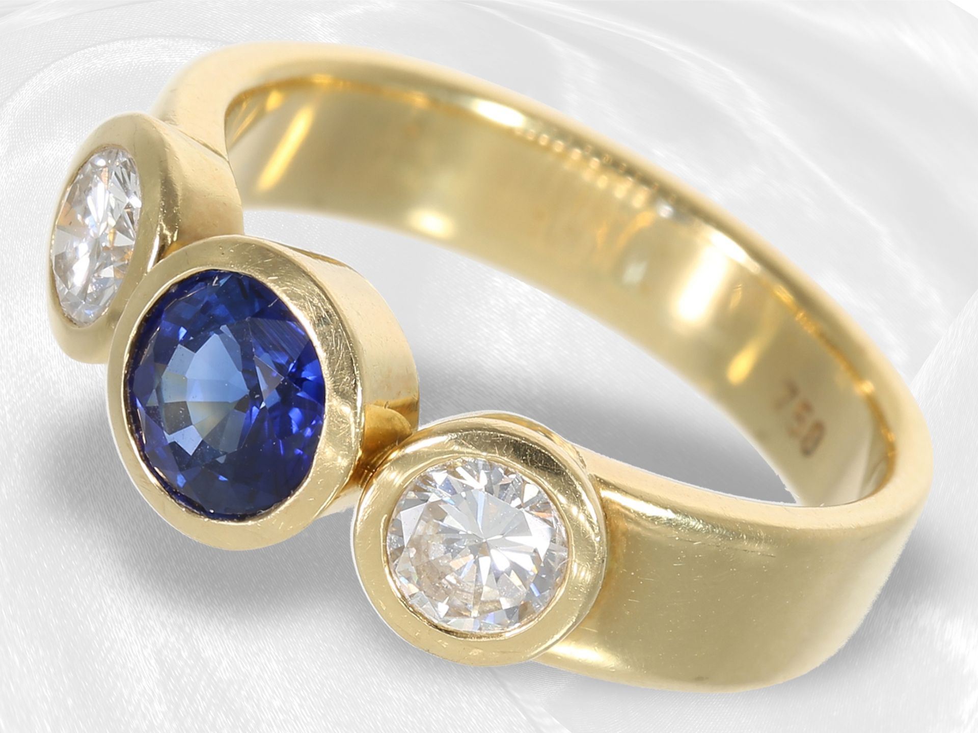 Ring: sehr schöner Goldschmiedering mit Saphir und 2 Brillanten, insgesamt ca. 1,51ct, 18K Gold