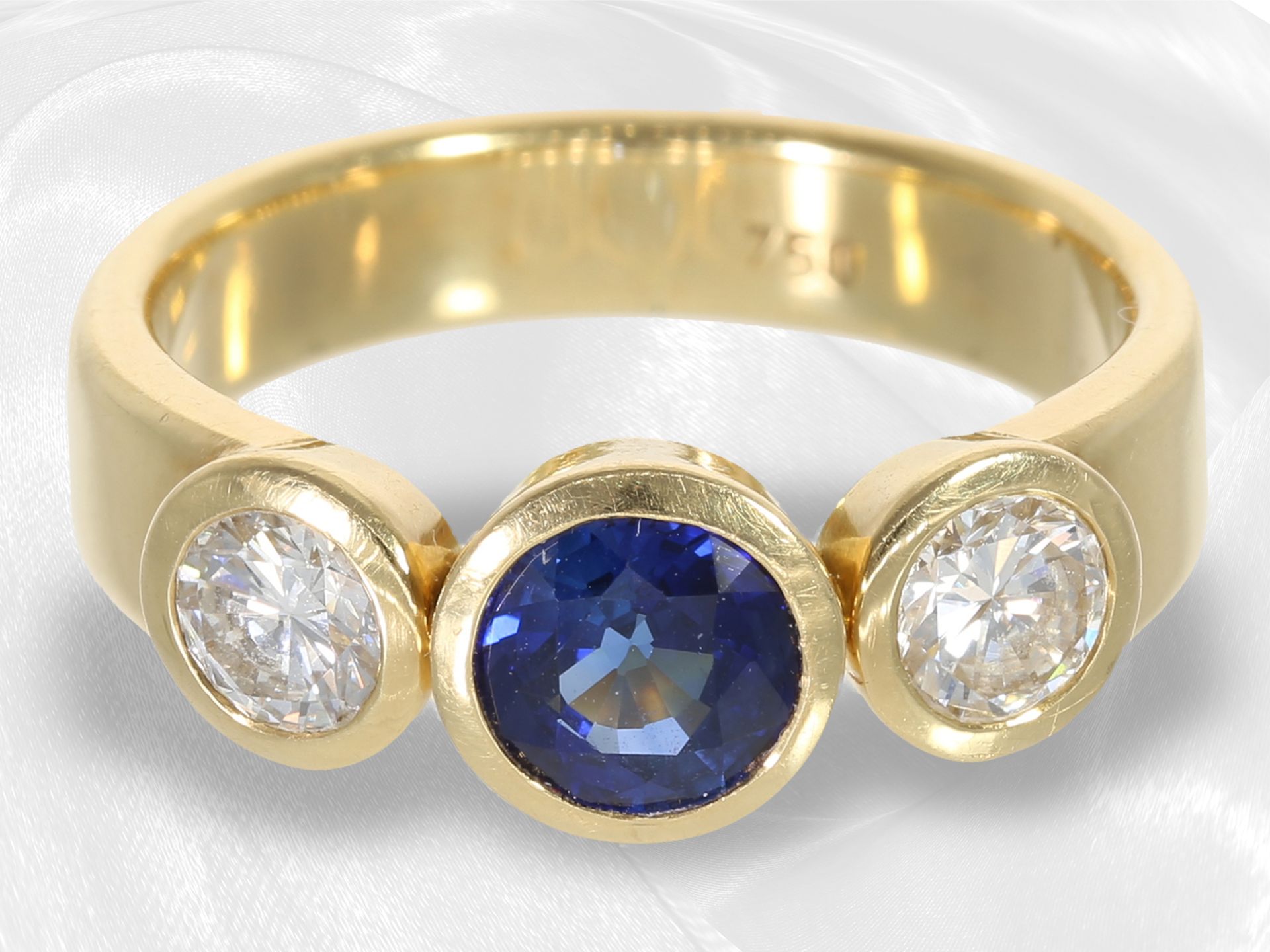 Ring: sehr schöner Goldschmiedering mit Saphir und 2 Brillanten, insgesamt ca. 1,51ct, 18K Gold - Bild 2 aus 3