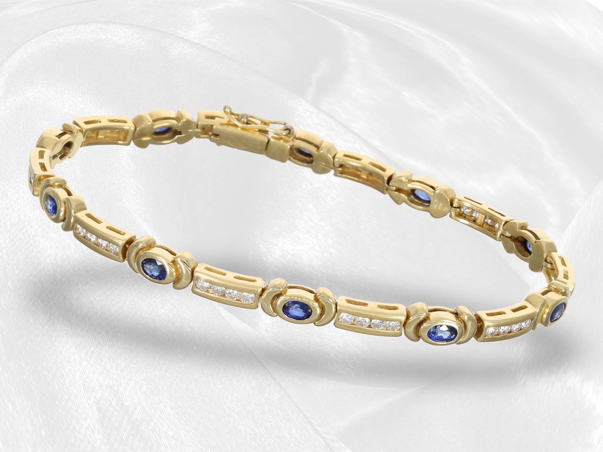 Armband: attraktives Goldschmiedearmband mit Saphiren und Brillanten, insgesamt ca. 2,92ct, 18K Gold