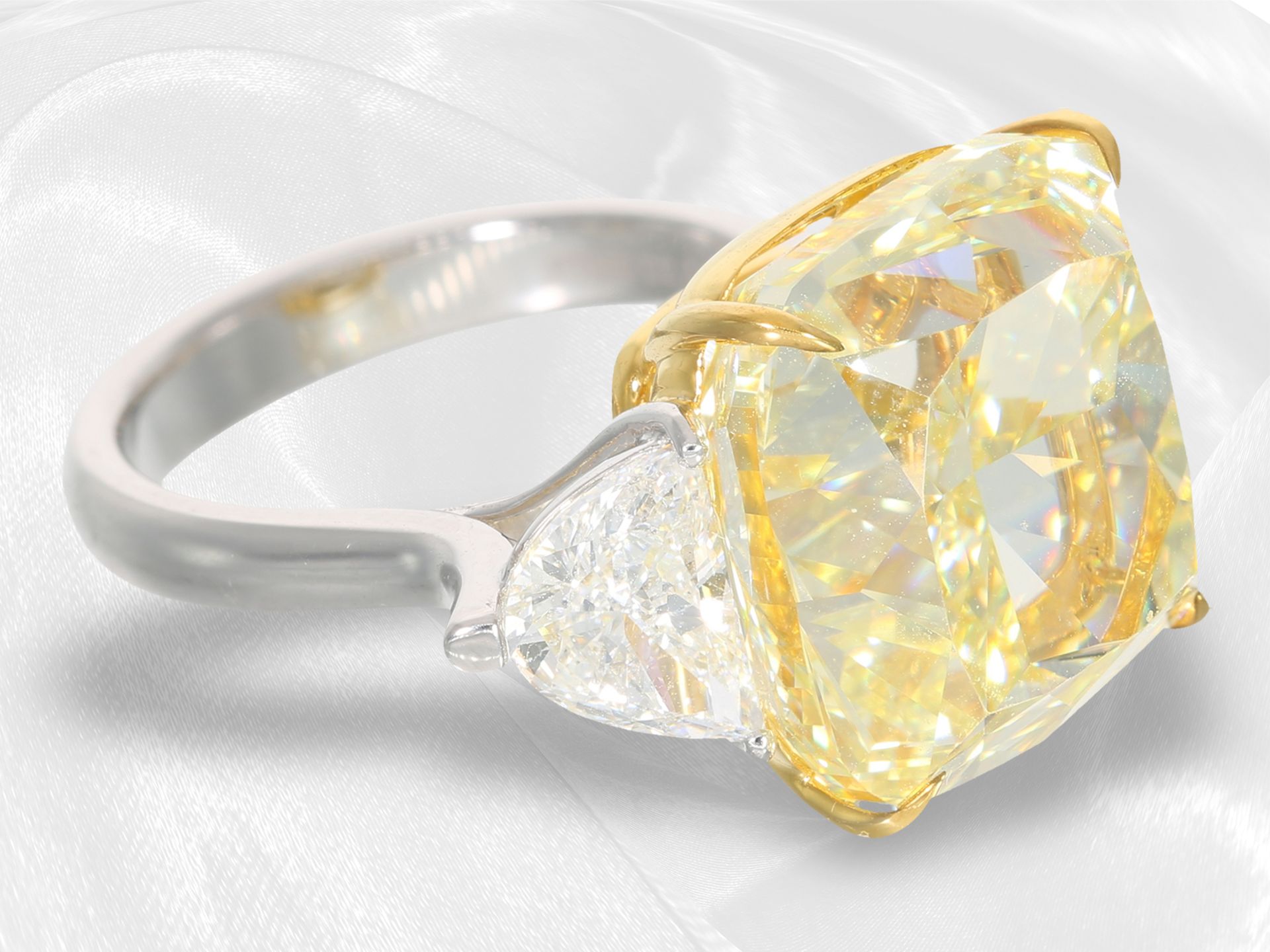 Ring: exquisiter, äußerst wertvoller, nahezu lupenreiner Diamantring mit Natural Fancy Yellow Diaman - Bild 2 aus 5