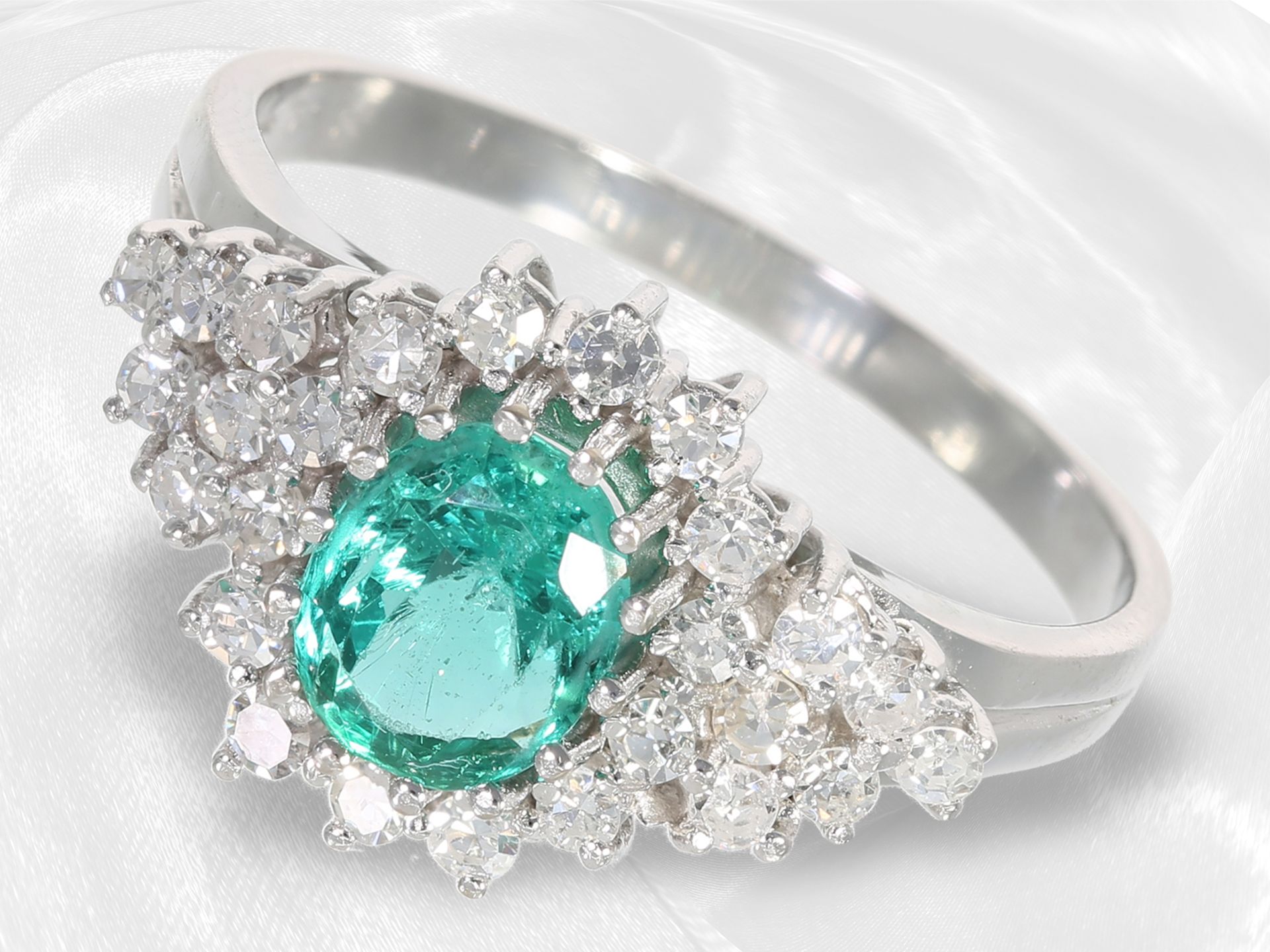Ring: hochfeiner Smaragd/Diamant-Goldschmiedering, 14K Weißgold