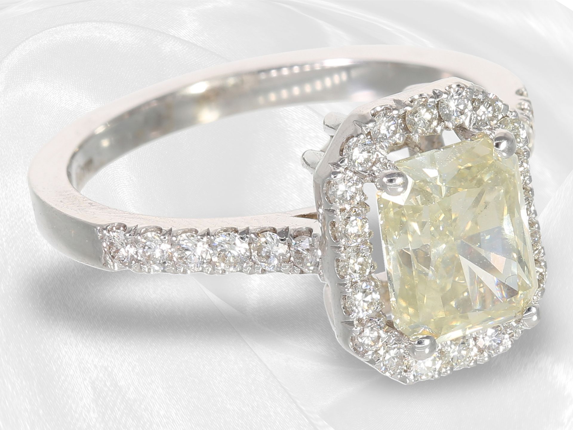 Ring: attraktiver Brillantring mit hellgelbem Diamant von ca. 1,72ct im Radiantschliff, 18K Gold - Bild 3 aus 4