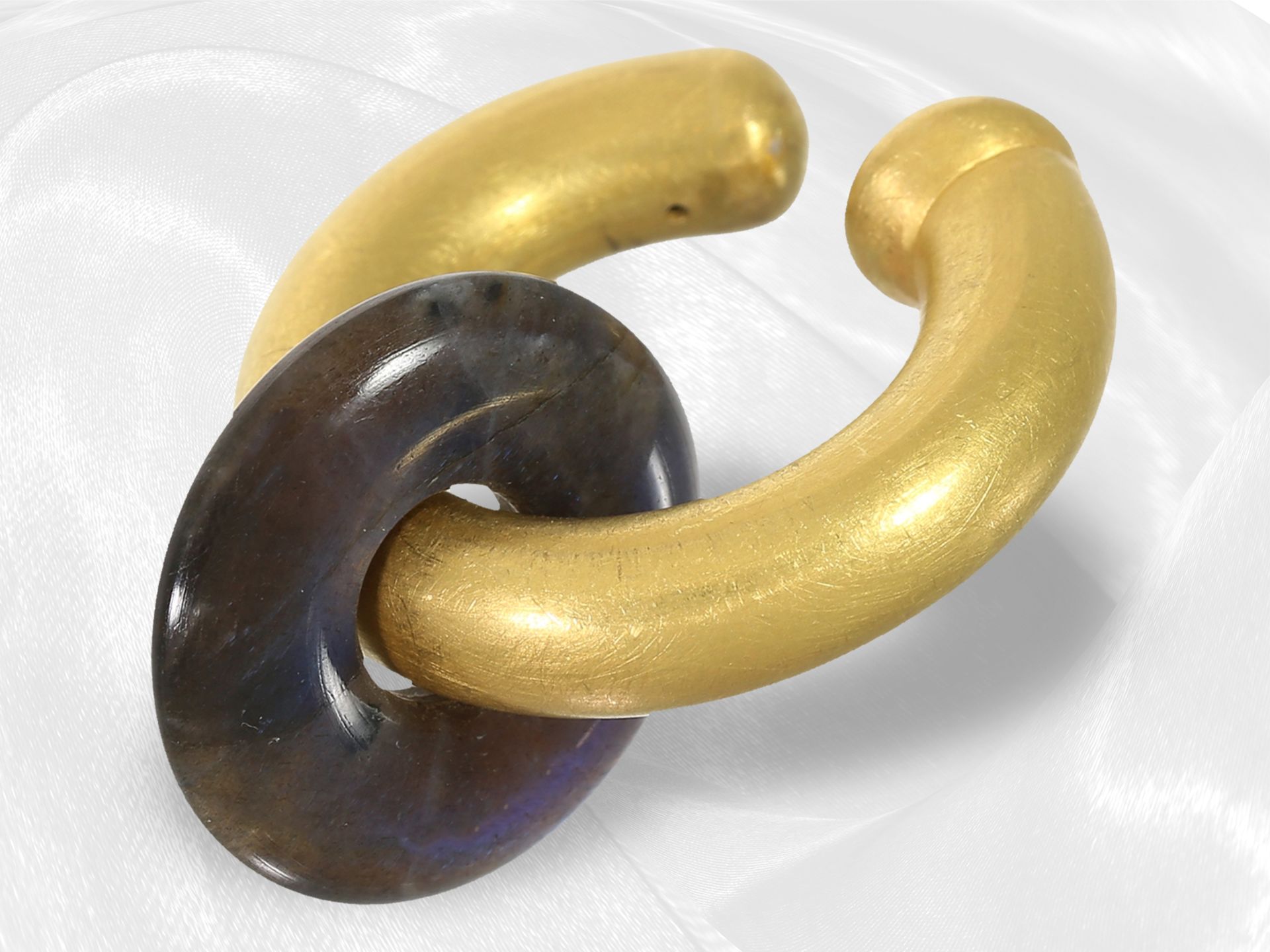 Ohrschmuck: handgefertigte Goldcreole mit Labradoritscheibe, 900er Gold