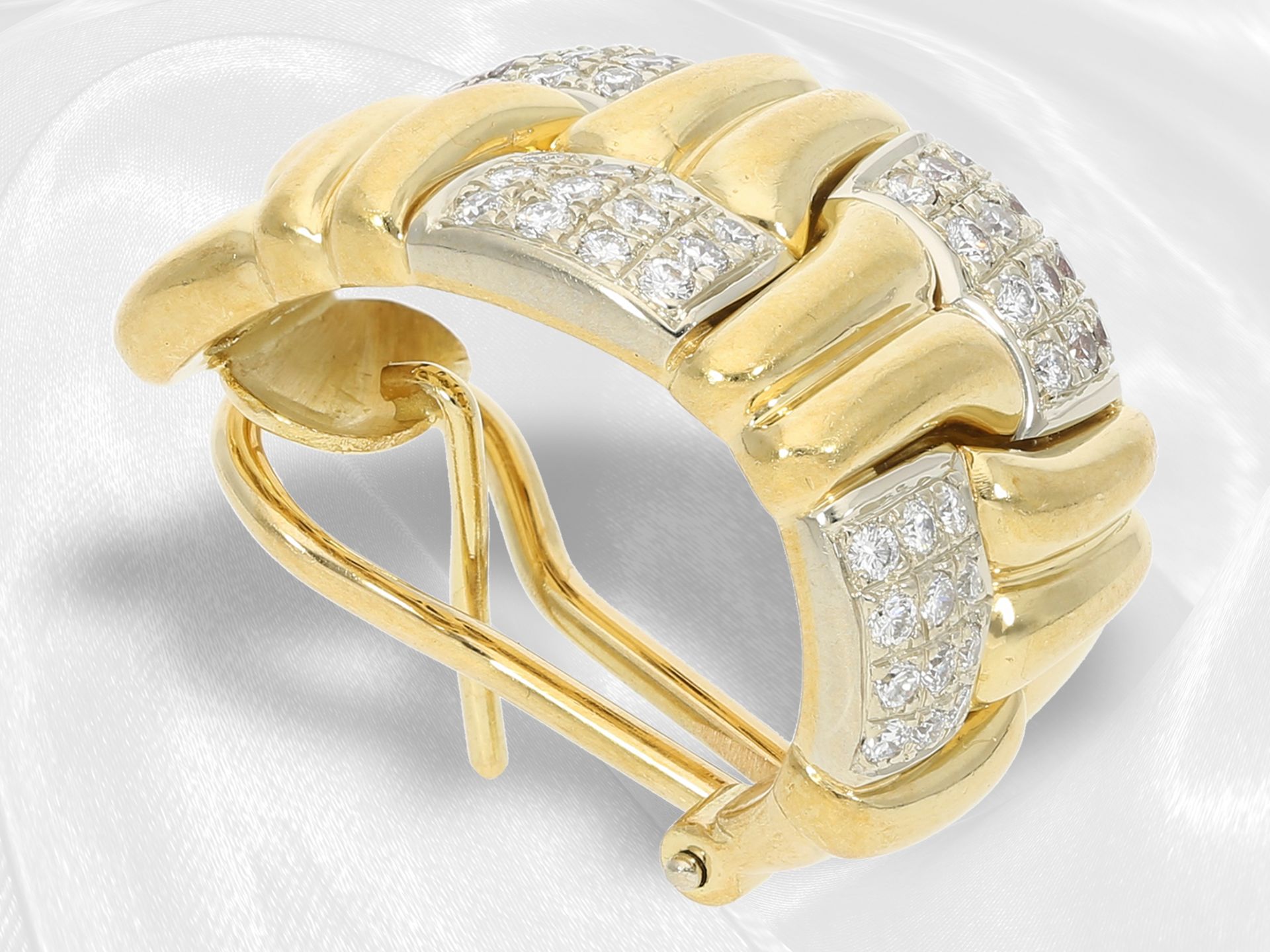 Ohrschmuck: schöner, handgearbeiteter Designer-Ohrschmuck mit Brillantbesatz, ca. 0,99ct, 18K Gold - Bild 2 aus 2