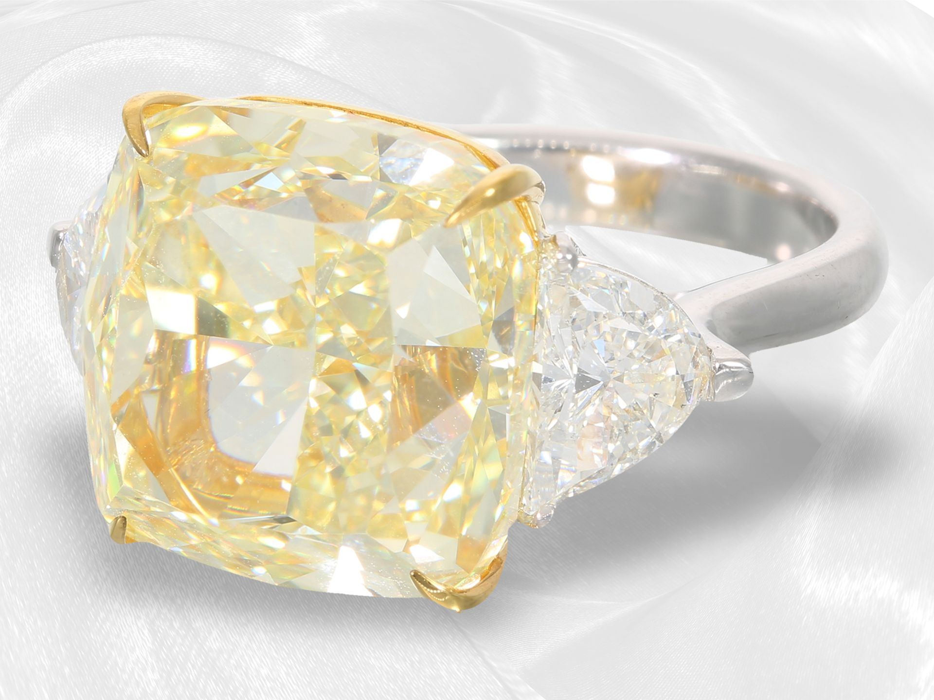 Ring: exquisiter, äußerst wertvoller, nahezu lupenreiner Diamantring mit Natural Fancy Yellow Diaman - Bild 4 aus 5