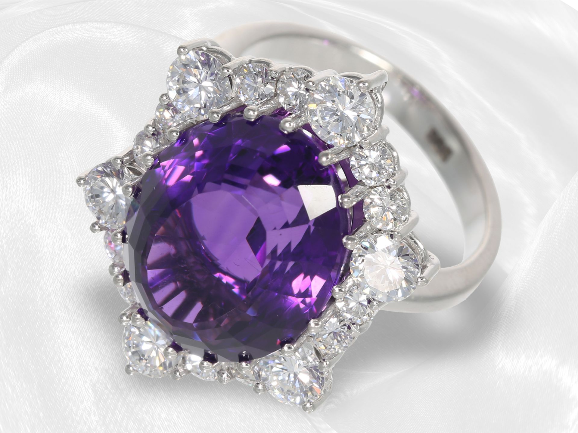 Ring: sehr attraktiver, wertvoller vintage Amethyst/Brillant-Blütenring, feine Brillanten von insges - Bild 2 aus 4