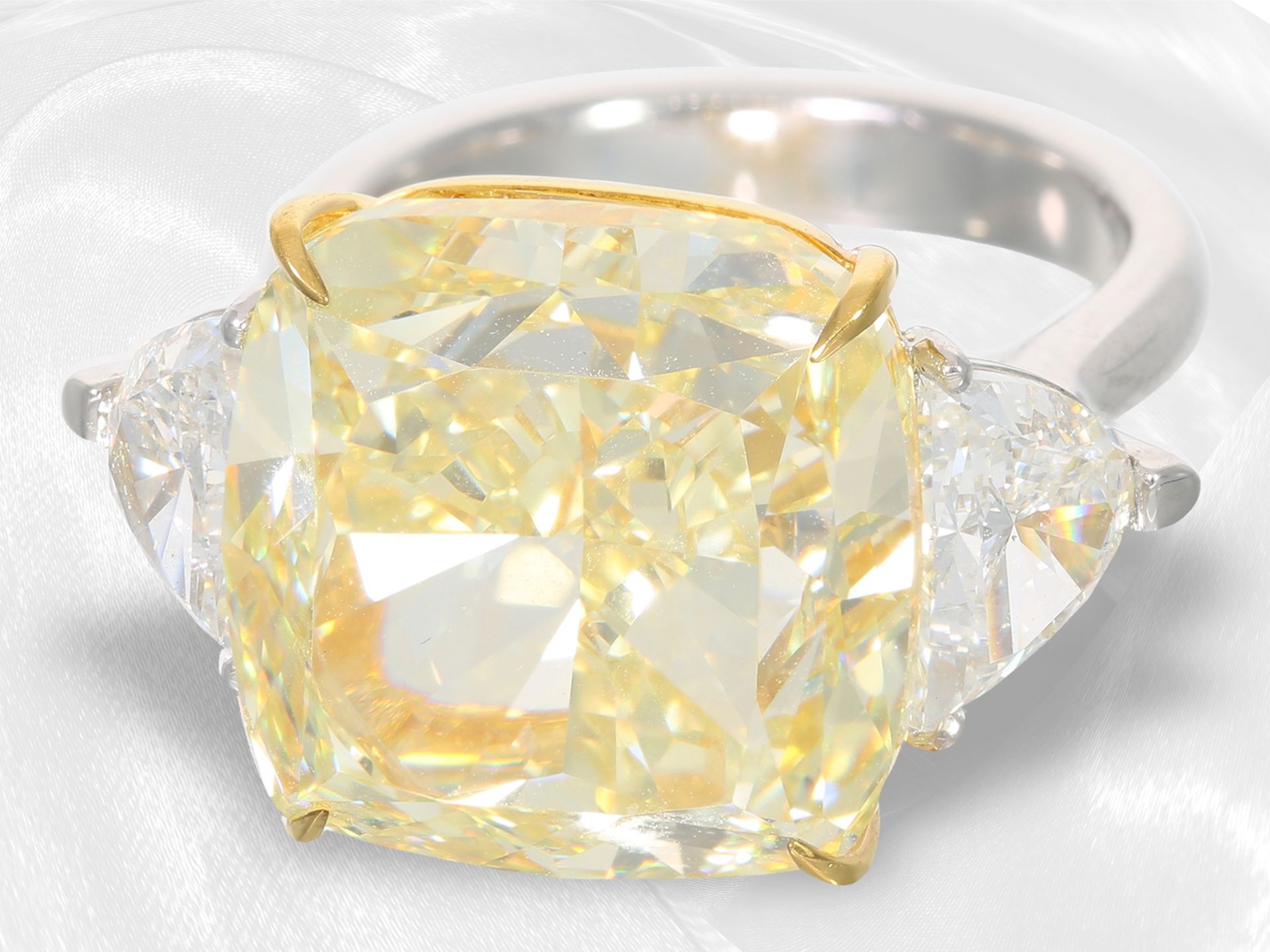 Ring: exquisiter, äußerst wertvoller, nahezu lupenreiner Diamantring mit Natural Fancy Yellow Diaman - Bild 3 aus 5