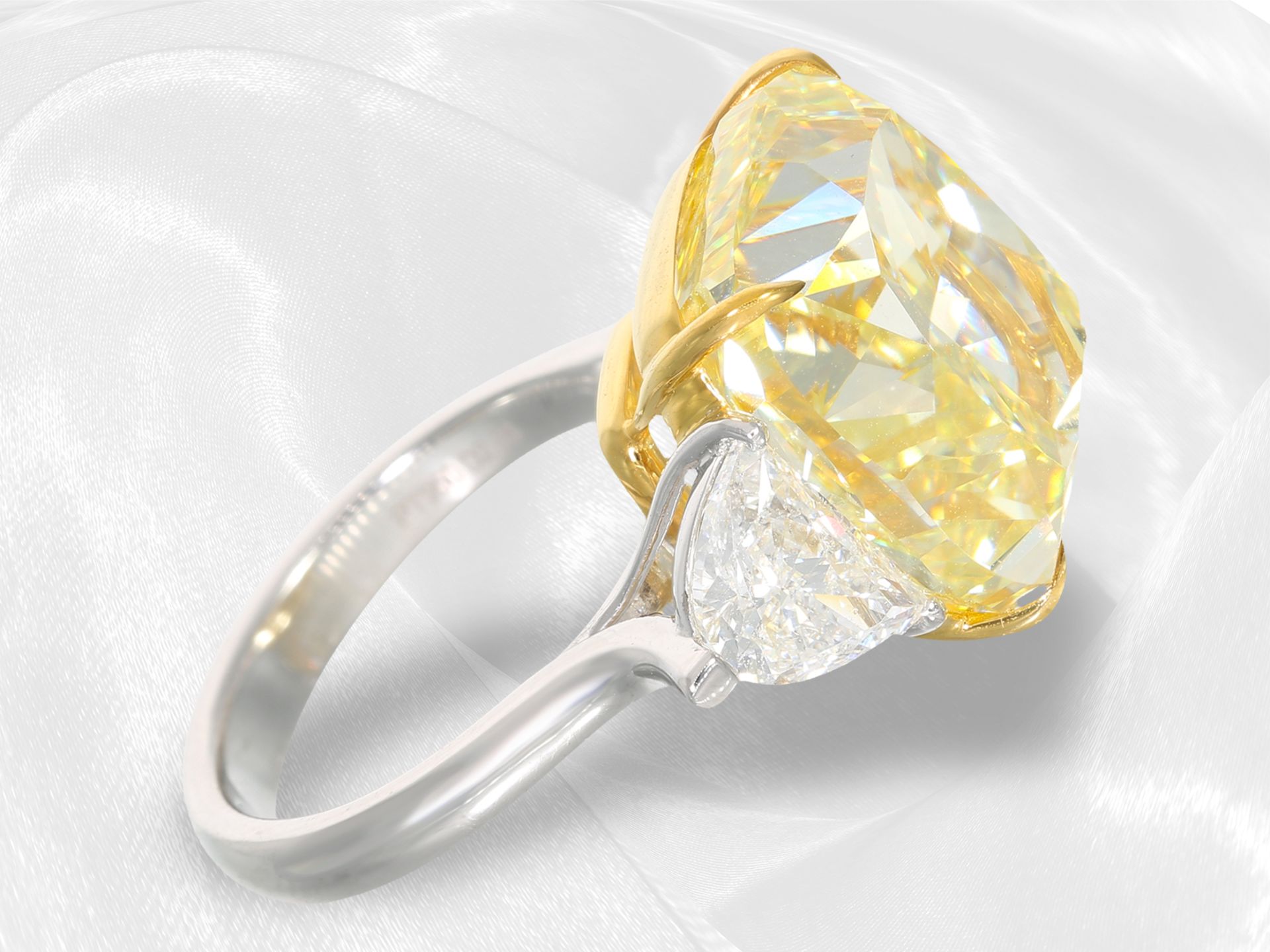 Ring: exquisiter, äußerst wertvoller, nahezu lupenreiner Diamantring mit Natural Fancy Yellow Diaman - Bild 5 aus 5