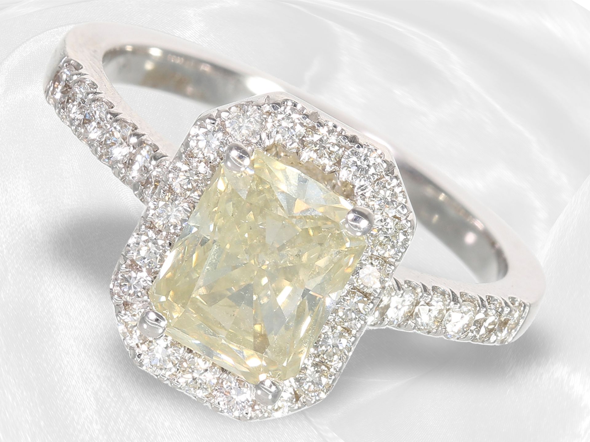 Ring: attraktiver Brillantring mit hellgelbem Diamant von ca. 1,72ct im Radiantschliff, 18K Gold