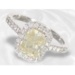 Ring: attraktiver Brillantring mit hellgelbem Diamant von ca. 1,72ct im Radiantschliff, 18K Gold