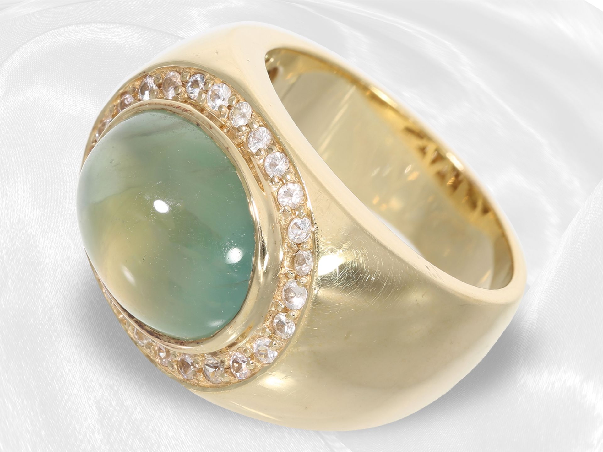 Ring: breiter und schöner Goldschmiedering mit großem Cabochon-Farbstein und weißen Saphiren