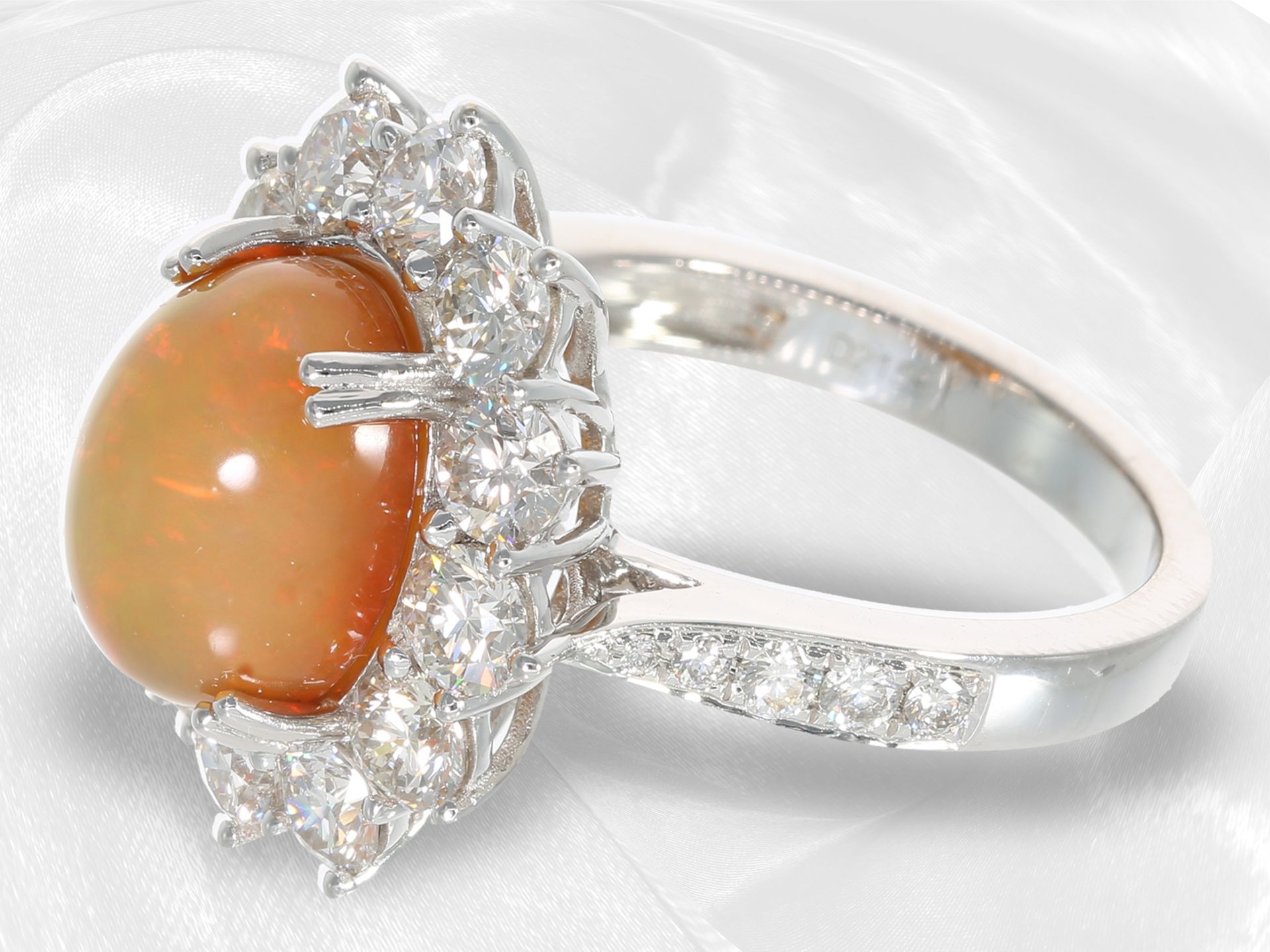 Ring: äußerst dekorativer, hochwertiger Goldschmiedering mit großem Feuer-Opal und reichhaltigem Bri - Bild 4 aus 4
