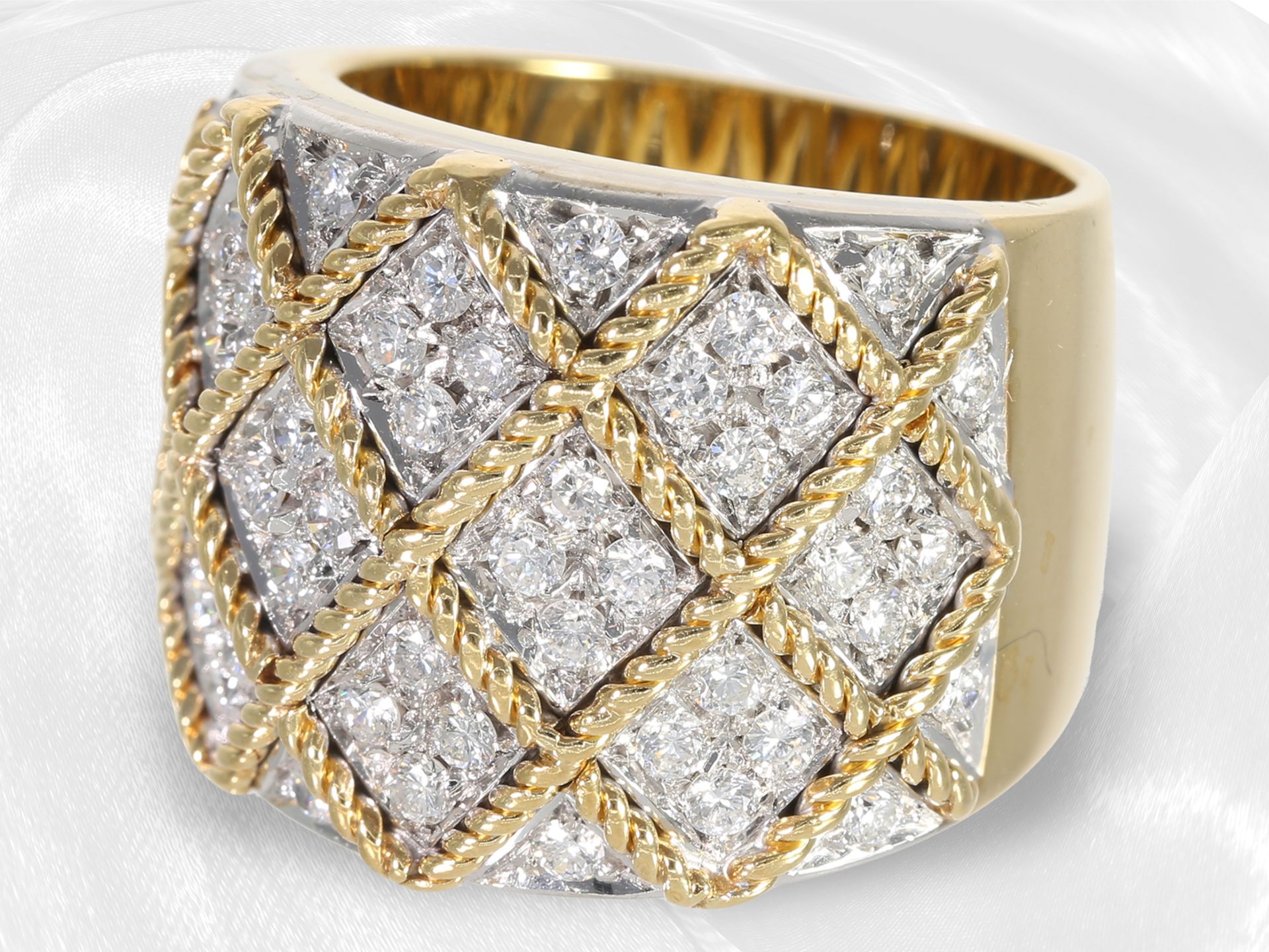 Ring: geschmackvoller und dekorativ gestalteter, moderner italienischer Designer-Goldschmiedering mi - Bild 2 aus 3