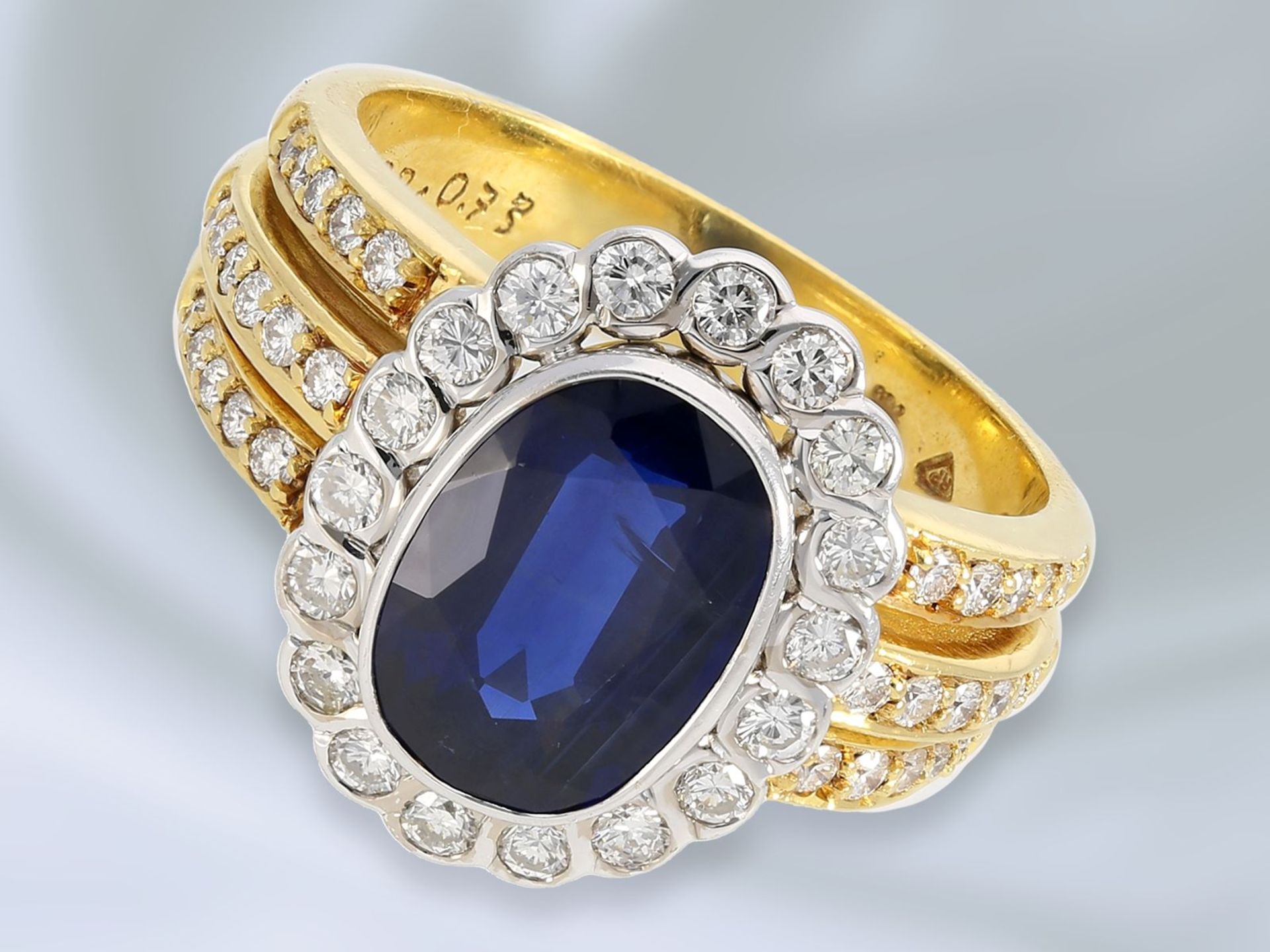 Ring: massiver, hochwertiger und sehr dekorativ gefertigter Saphir/Brillant-Goldschmiedering aus 18K