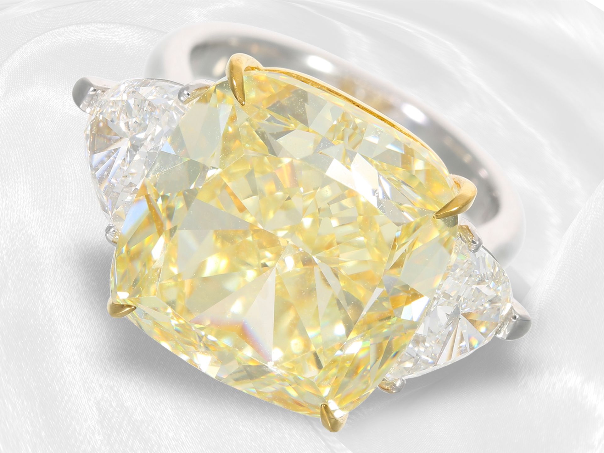 Ring: exquisiter, äußerst wertvoller, nahezu lupenreiner Diamantring mit Natural Fancy Yellow Diaman