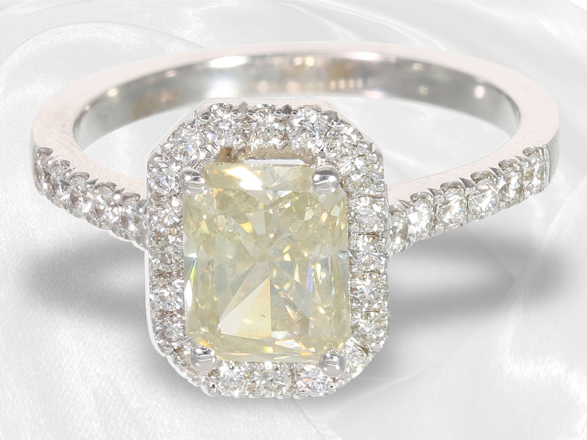 Ring: attraktiver Brillantring mit hellgelbem Diamant von ca. 1,72ct im Radiantschliff, 18K Gold - Bild 2 aus 4