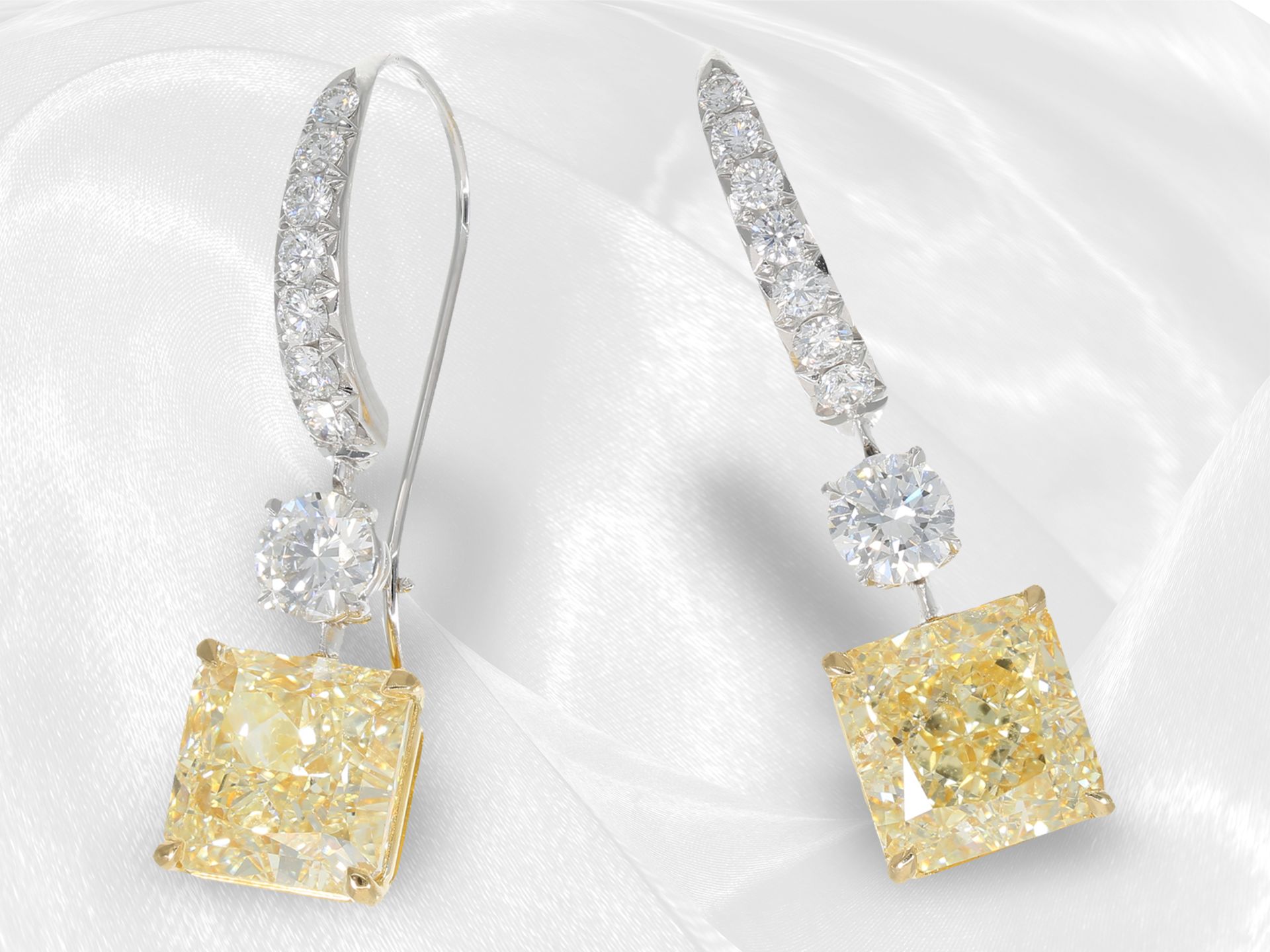 Ohrschmuck: ungetragene und äußerst exklusive Diamant-Ohrstecker mit großen Fancy Diamanten und Bril - Bild 5 aus 6