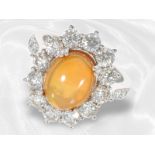 Ring: äußerst dekorativer, hochwertiger Goldschmiedering mit großem Feuer-Opal und reichhaltigem Bri