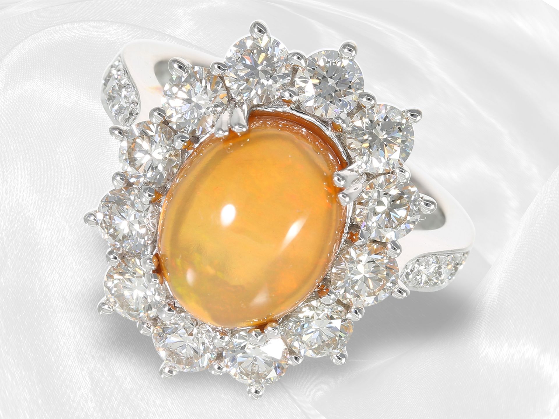 Ring: äußerst dekorativer, hochwertiger Goldschmiedering mit großem Feuer-Opal und reichhaltigem Bri